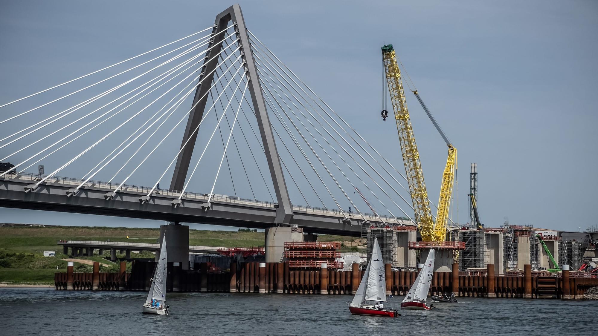Regatta Rheinwoche fährt an Leverkusen vorbei. Bild: Ralf Krieger