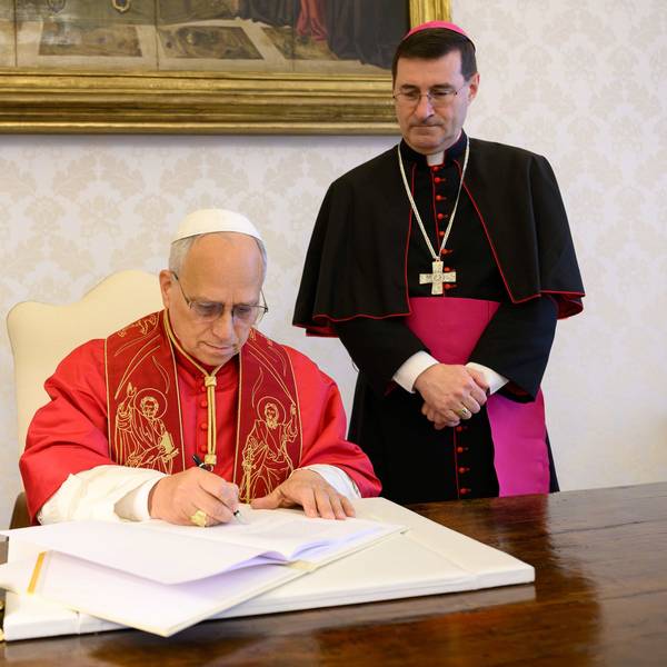 Papst Leo XIV. unterzeichnet die Enzyklika "Magnifica Humanitas - über die Bewahrung des Menschen im Zeitalter der Künstlichen Intelligenz" am 25. Mai 2026 im Vatikan. Rechts im Bild: Erzbischof Paolo Rudelli, Substitut für Allgemeine Angelegenheiten des Staatssekretariats. Weitere Berichterstattung bei KNA.