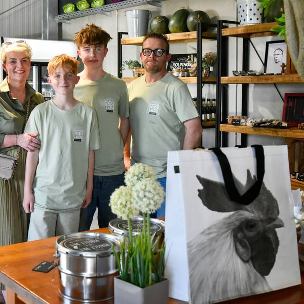 Das Foto zeigt eine Familie in einem Einkaufsladen.