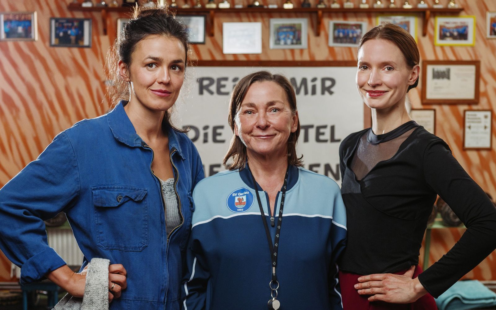 Eine Mutter und zwei Töchter - das macht drei ungleiche Frauen in der bezaubernden Ost-Komödie „Mensch Mutti!“ im Ersten: Das in die Jahre gekommene Fitnessstudio von Familie Hopp muss gerettet werden. Es packen an: Tochter Daniela (Lucie Heinze, links), Mutter Christa (Steffi Kühnert) und Ballerina-Tochter Serafina (Frida-Lovisa Hamann) aus Paris. (Bild: © ARD Degeto Film/Adrian Gross)