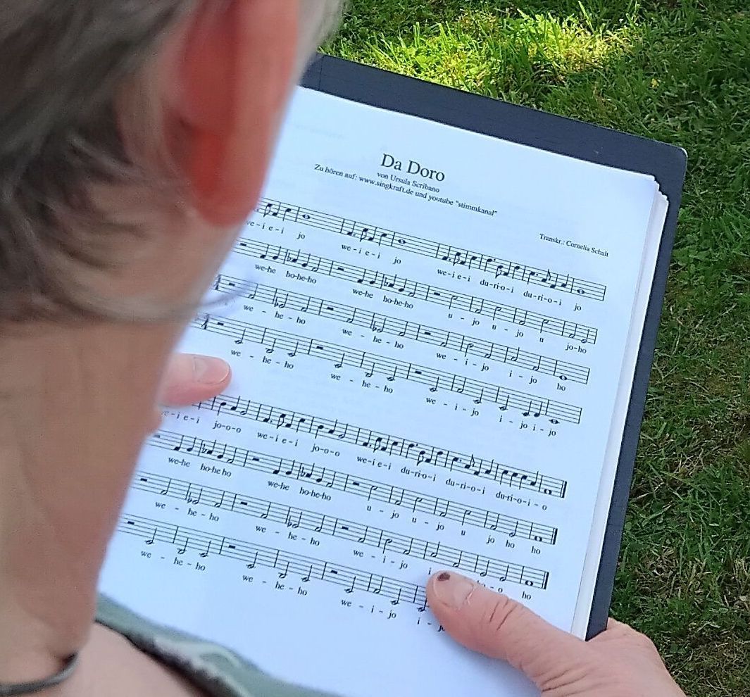 Der Text, nur Silben wie Ho di jo, ist simpel, mehr Übung erfordern Melodien, Rhythmen und Einsätze beim archaischen Rufgesang der Berge.