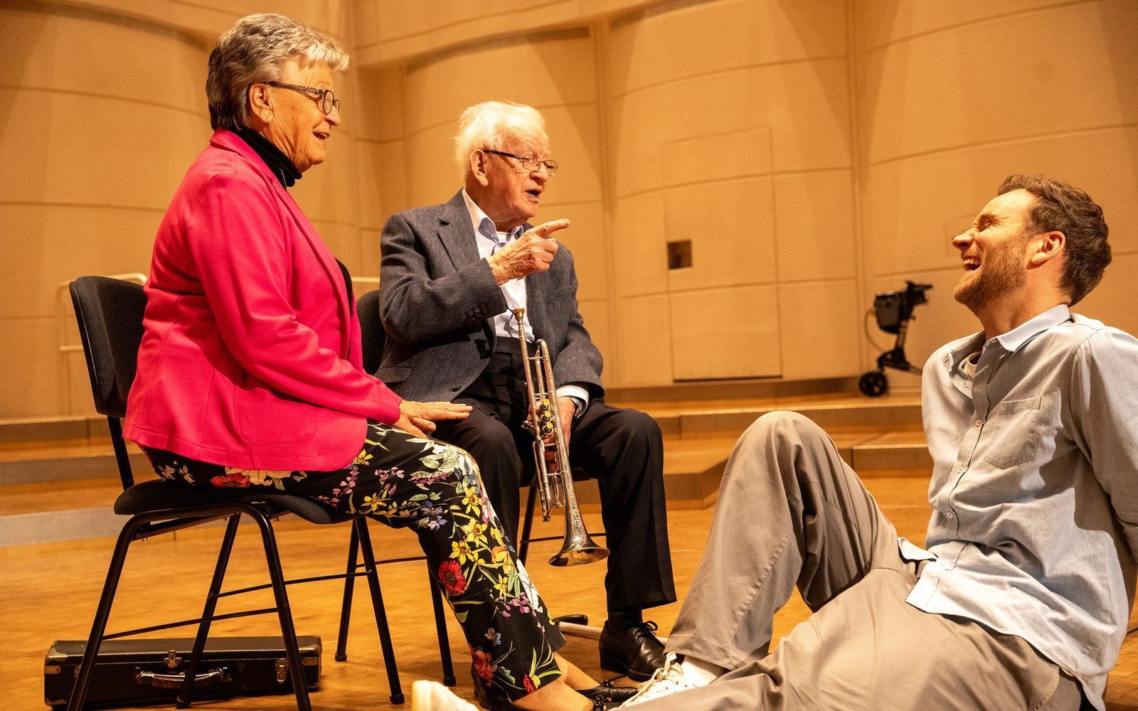 Leon Windscheid (rechts) trifft in der ZDF-Reportage „Terra Xplore: Longevity - für immer jung?“ die 83-jährige Doris und den 102-jährigen Franz. Die beiden haben kürzlich zueinander gefunden. (Bild: ZDF/Marius Fuchtmann)