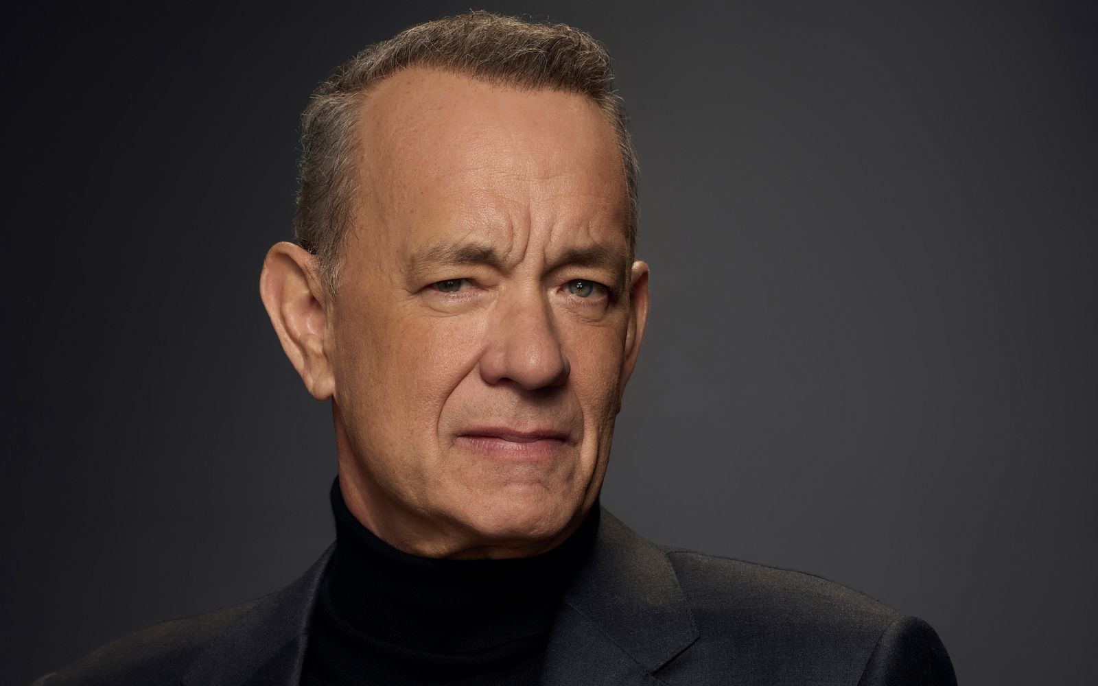 „Schaut auf die Vergangenheit“, sagt die Hollywood-Ikone Tom Hanks, „hütet euch vor dem Vergessen“. History Channel sendet die Dokuserie in einer Preview am 26.05., um 20.15 Uhr. Ab 29.05. gibt es immer freitags, 20.15, weitere Doppelfolgen der 20-teiligen Serie. (Bild: 2025, A&E Television Networks, LLC / Art Streiber )