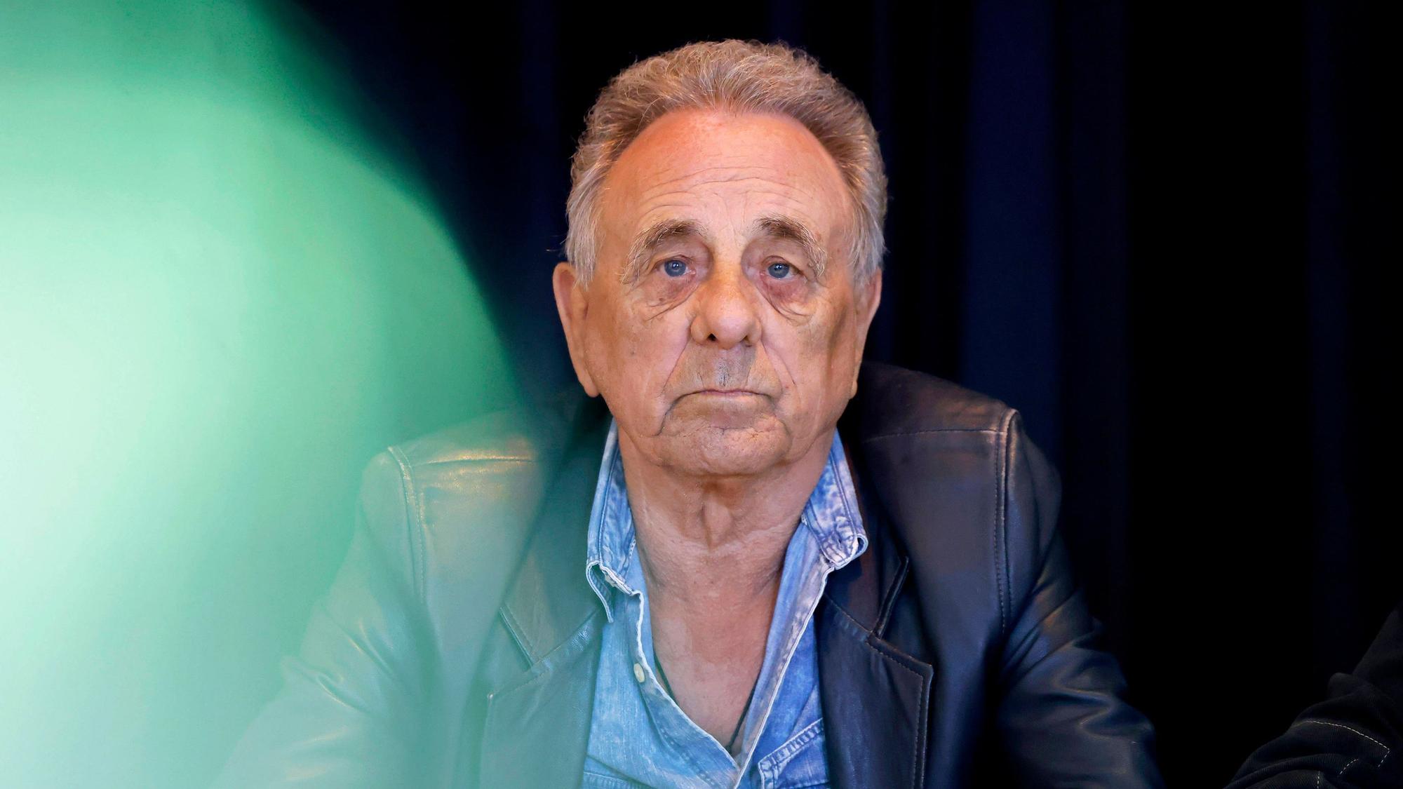 Musiker Erry Stoklosa sitzt mit Kaffeetasse bei der Vorstellung des Weihnachtsengel-Programms 2024 im Atelier Anton Fuchs im Kunsthaus Rhenania.