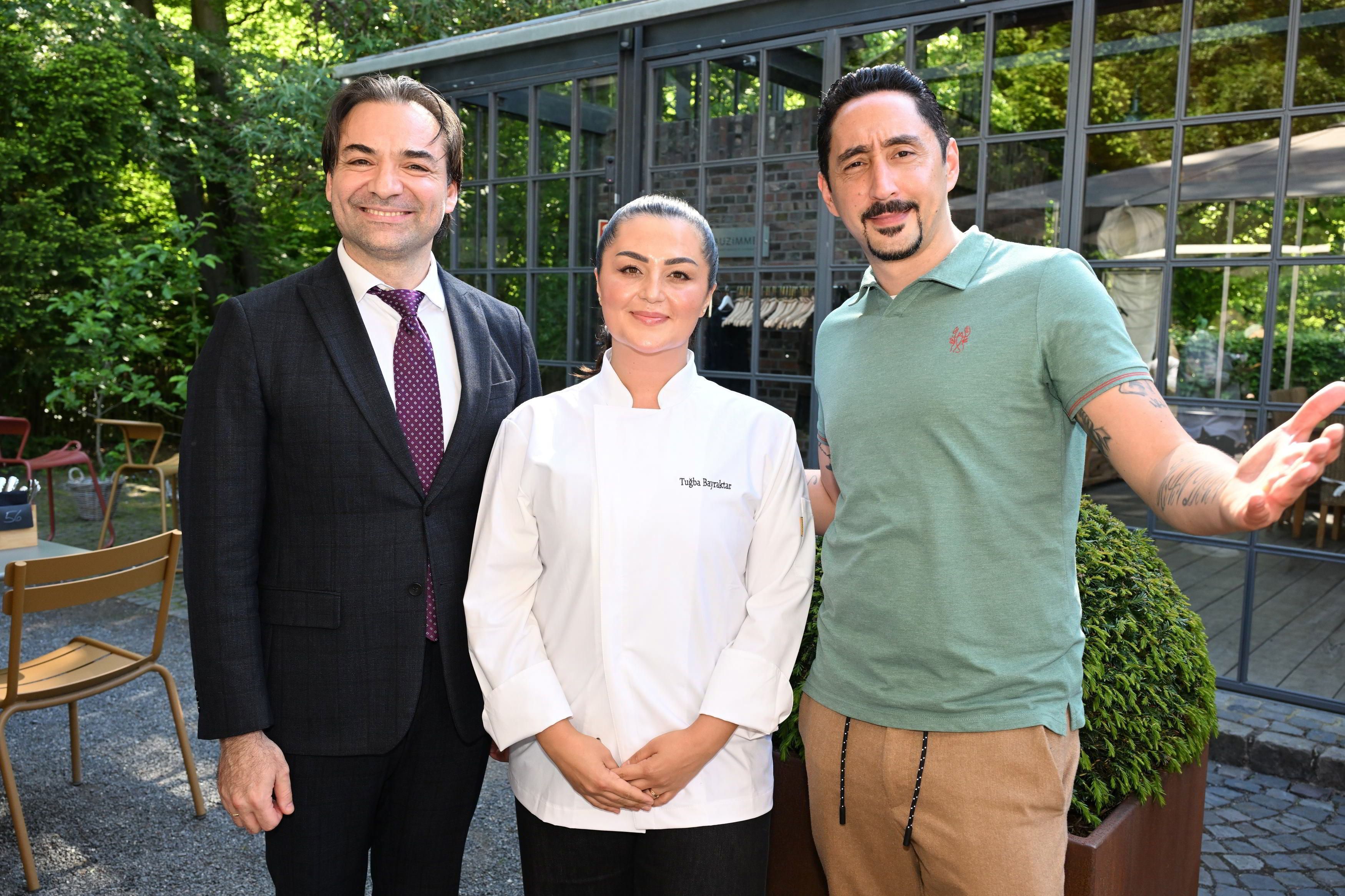 Eko Fresh, Masterchef Germany 2025 Tuğba Bayraktar und Generalkonsul Hüseyin Kantem Al in der Diepeschrather Mühle.