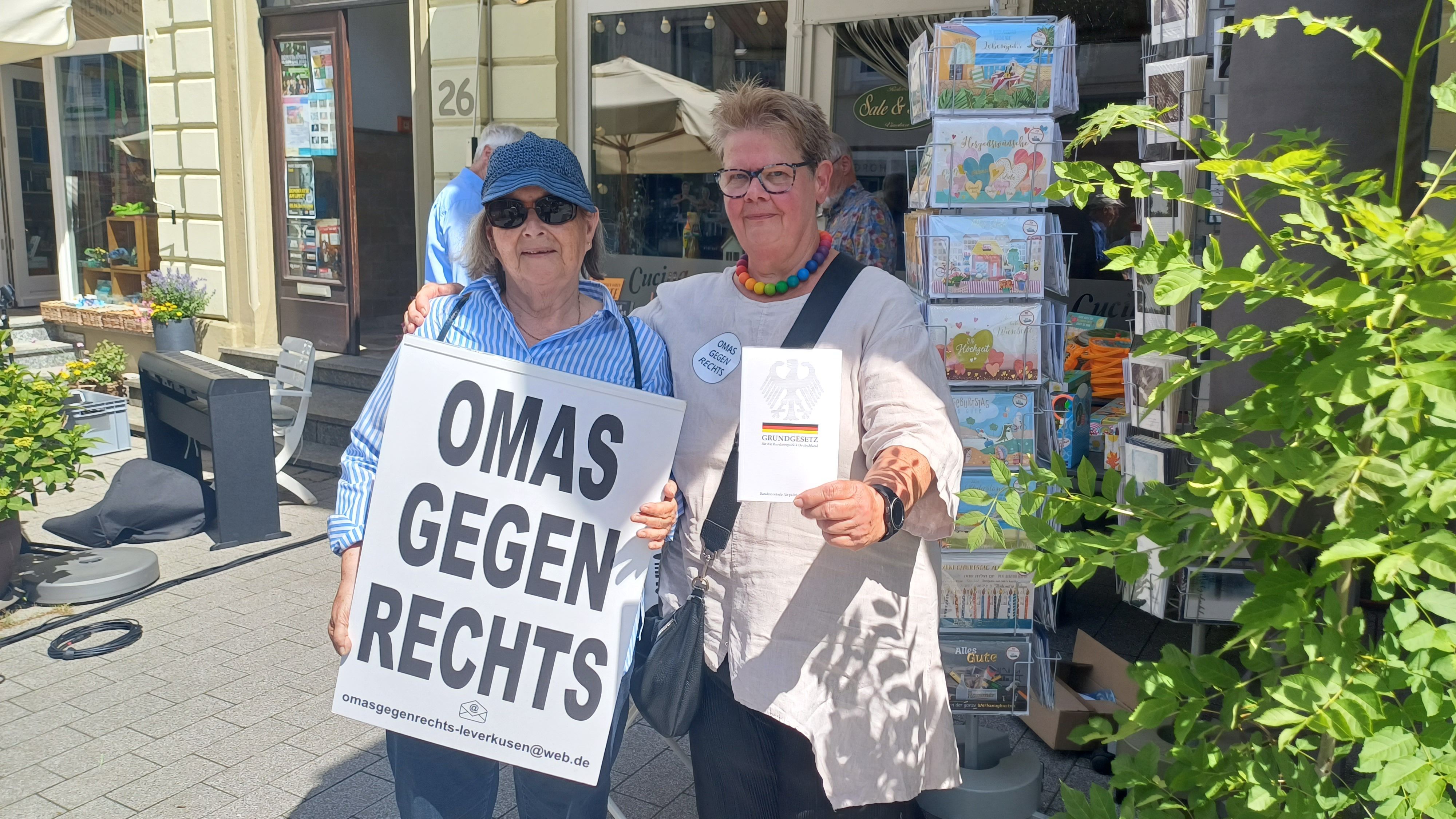 Traudel Welte (l.) und Ines Koulatedj waren als Teil der „Omas gegen Rechts“ bei der Mahnwache.