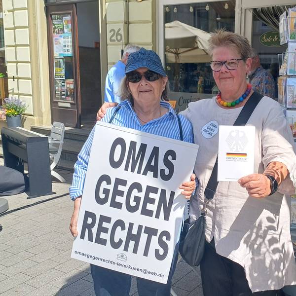 Traudel Welte (l.) und Ines Koulatedj waren als Teil der „Omas gegen Rechts“ bei der Mahnwache.