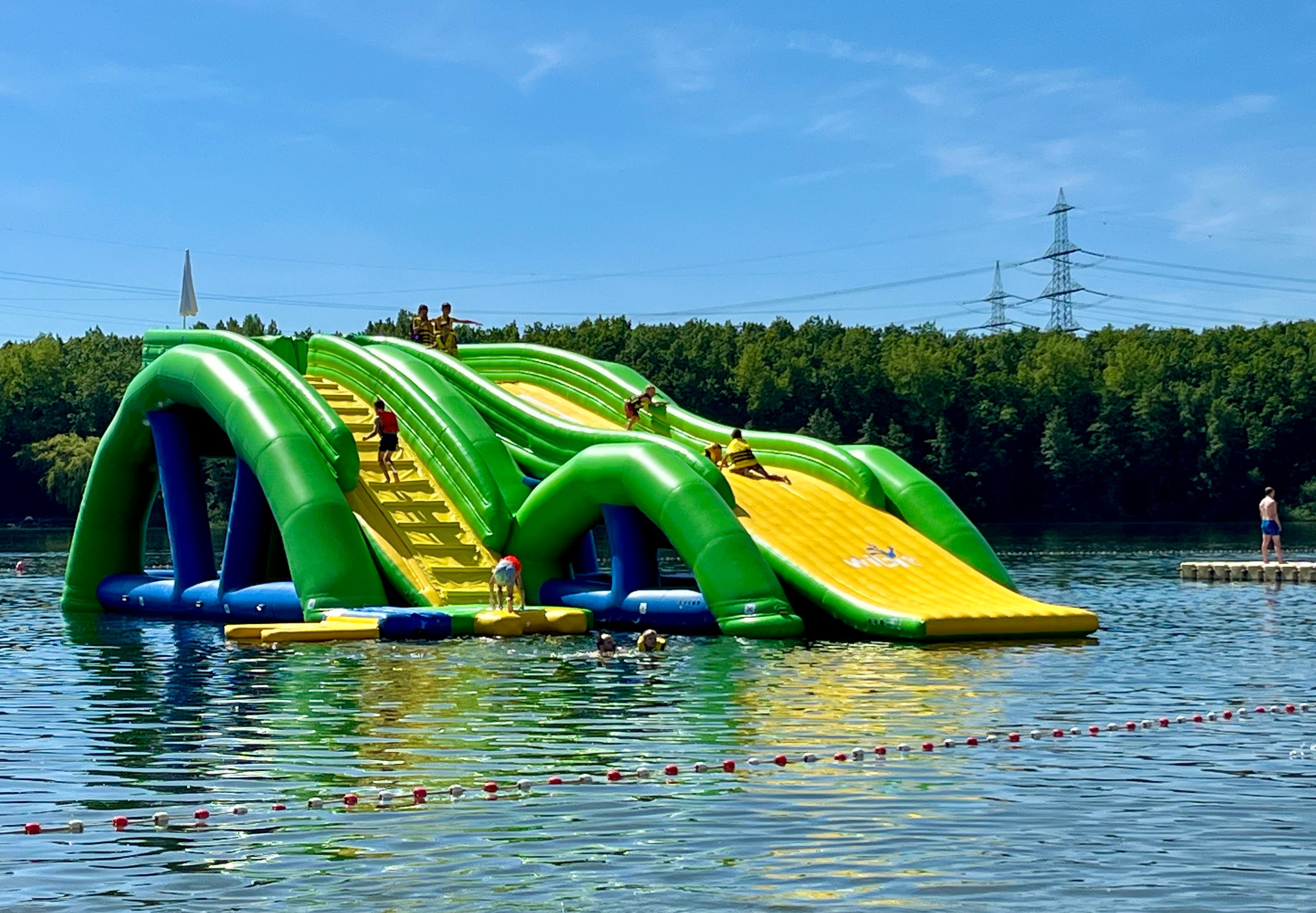Zu sehen ist die neue Rutsche auf dem Wasser eines Sees.