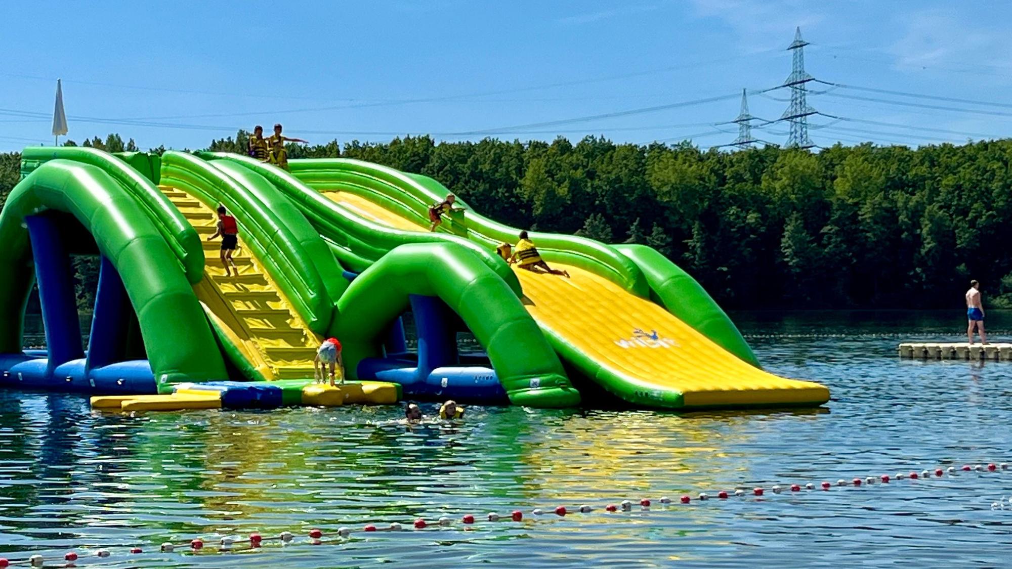 Zu sehen ist die neue Rutsche auf dem Wasser eines Sees.