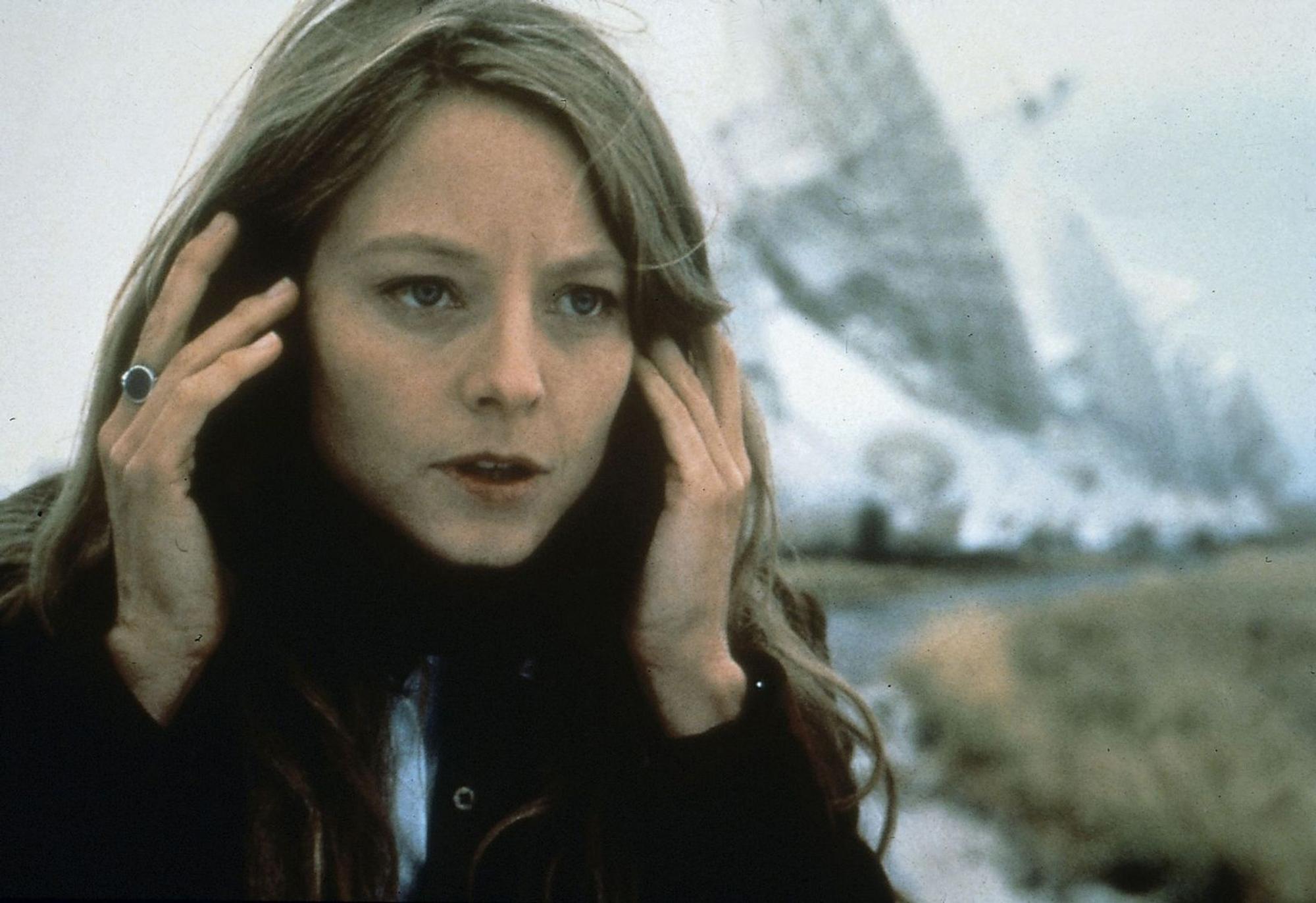 Ellie Arroway (Jodie Foster) empfängt Signale aus dem All. (Bild: Warner Bros. Pictures)