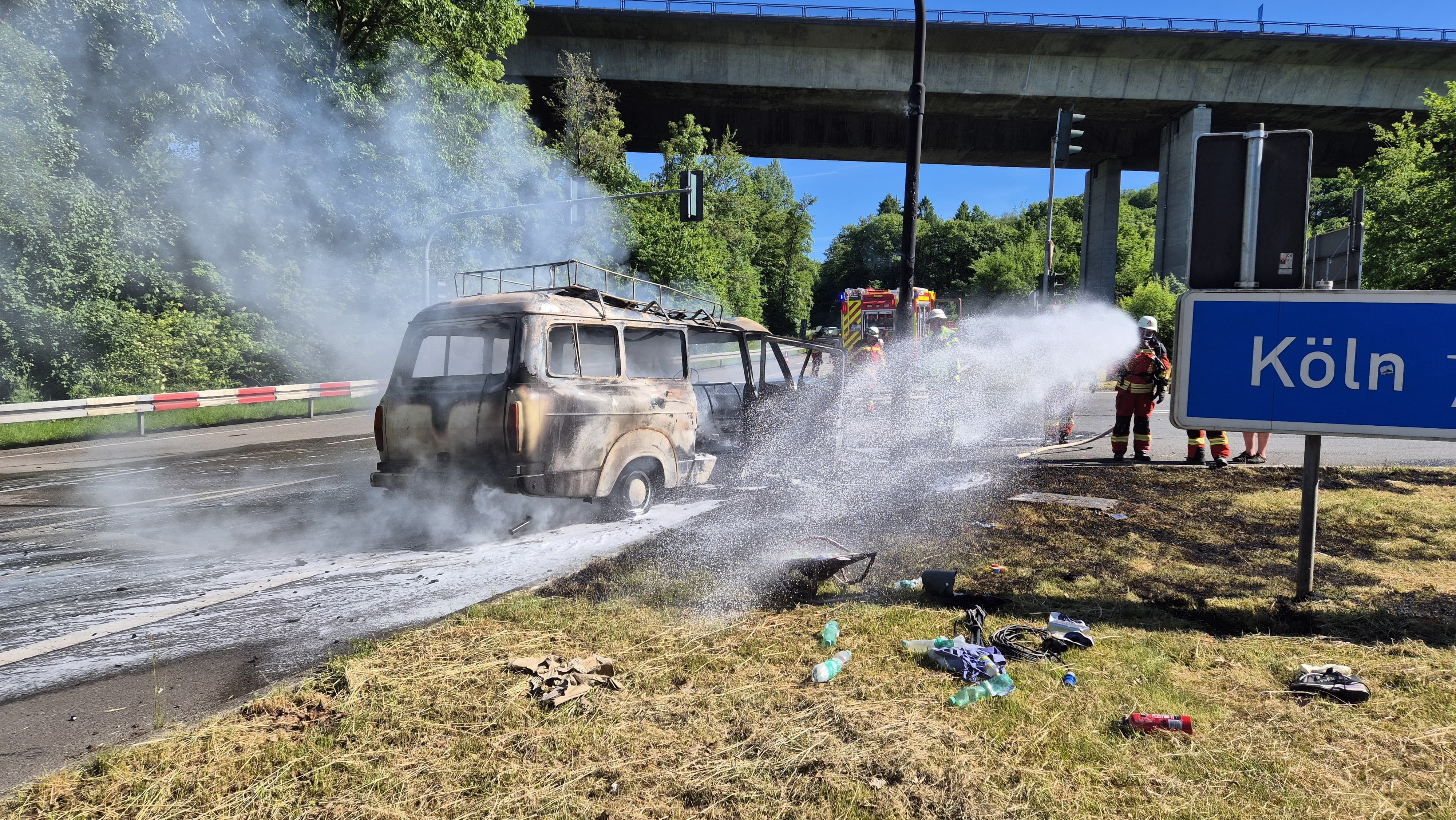 Unterhalb der Autobahn 4 brannte in Engelskirchen ein historischer Ford Transit aus.