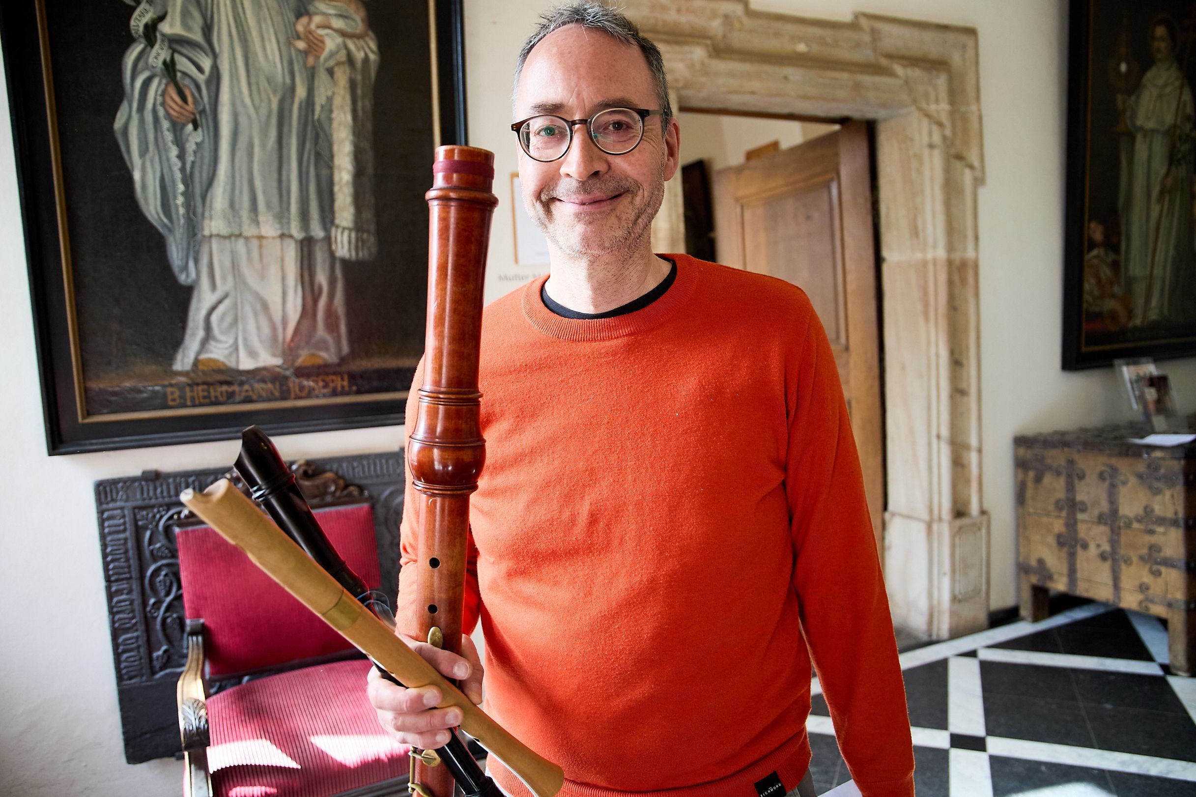 Der künstlerische Leiter des Transient-Festivals, Jeremias Schwarzer mit seinen Flöten.
