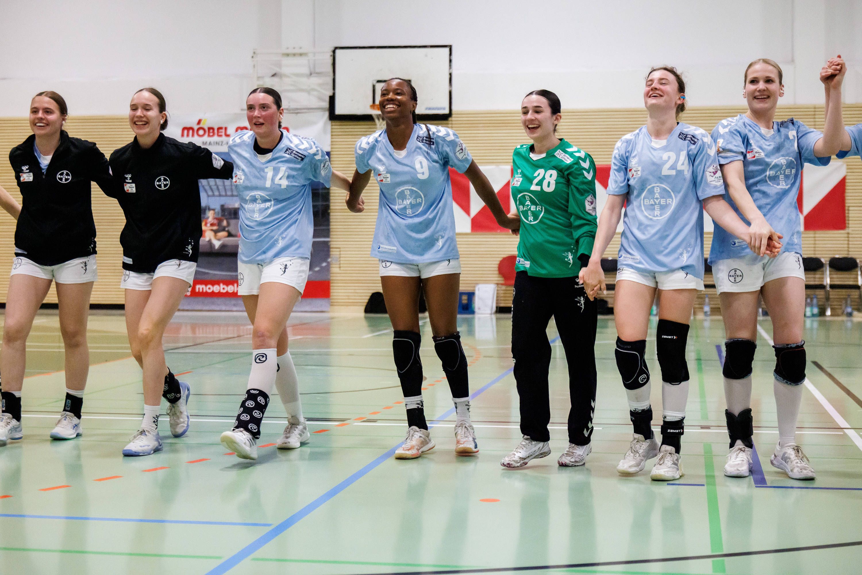 2. Handball Bundesliga Frauen: 1. FSV Mainz 05 - TSV Bayer 04 Leverkusen, Mainz, 09.05.2026 Großer Jubel bei Leverkusen, die sich einen Auswärtssieg in Mainz erkämpfen und den mitgereisten Fans zujubeln Partie vom 27. Spieltag der ALSCO Handball 2. Bundesliga Frauen zwischen 1. FSV Mainz 05 und TSV Bayer 04 Leverkusen in Mainz am 15.11.2025 *** 2 Handball Bundesliga Women 1 FSV Mainz 05 TSV Bayer 04 Leverkusen, Mainz, 09 05 2026 Great jubilation at Leverkusen, who fight for an away win in Mainz and cheer on the fans who traveled with them Matchday 27 of the ALSCO Handball 2 Bundesliga Women between 1 FSV Mainz 05 and TSV Bayer 04 Leverkusen in Mainz on 15 11 2025 Copyright: xBEAUTIFULxSPORTS/Hahnex
