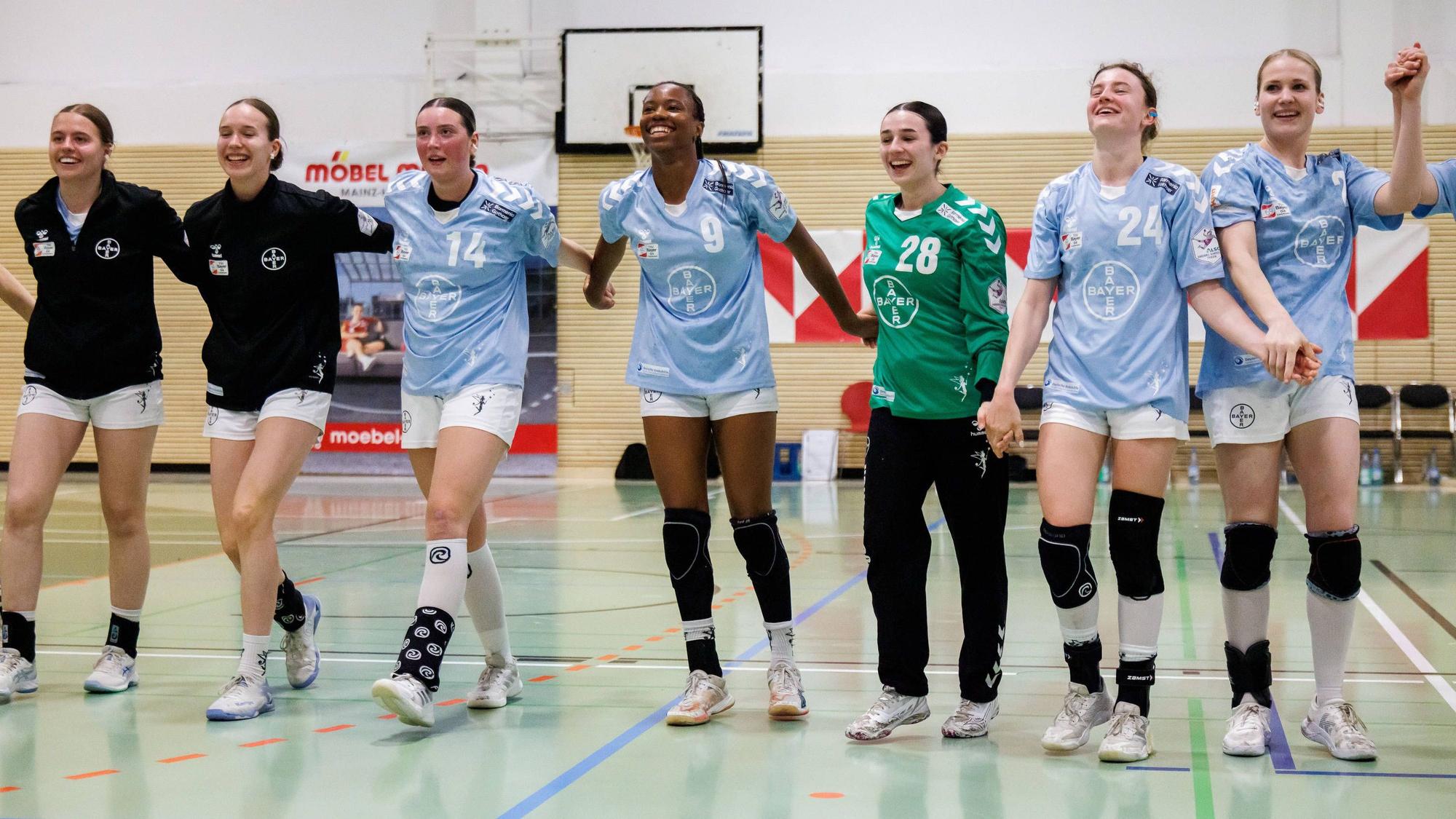 2. Handball Bundesliga Frauen: 1. FSV Mainz 05 - TSV Bayer 04 Leverkusen, Mainz, 09.05.2026 Großer Jubel bei Leverkusen, die sich einen Auswärtssieg in Mainz erkämpfen und den mitgereisten Fans zujubeln Partie vom 27. Spieltag der ALSCO Handball 2. Bundesliga Frauen zwischen 1. FSV Mainz 05 und TSV Bayer 04 Leverkusen in Mainz am 15.11.2025 *** 2 Handball Bundesliga Women 1 FSV Mainz 05 TSV Bayer 04 Leverkusen, Mainz, 09 05 2026 Great jubilation at Leverkusen, who fight for an away win in Mainz and cheer on the fans who traveled with them Matchday 27 of the ALSCO Handball 2 Bundesliga Women between 1 FSV Mainz 05 and TSV Bayer 04 Leverkusen in Mainz on 15 11 2025 Copyright: xBEAUTIFULxSPORTS/Hahnex