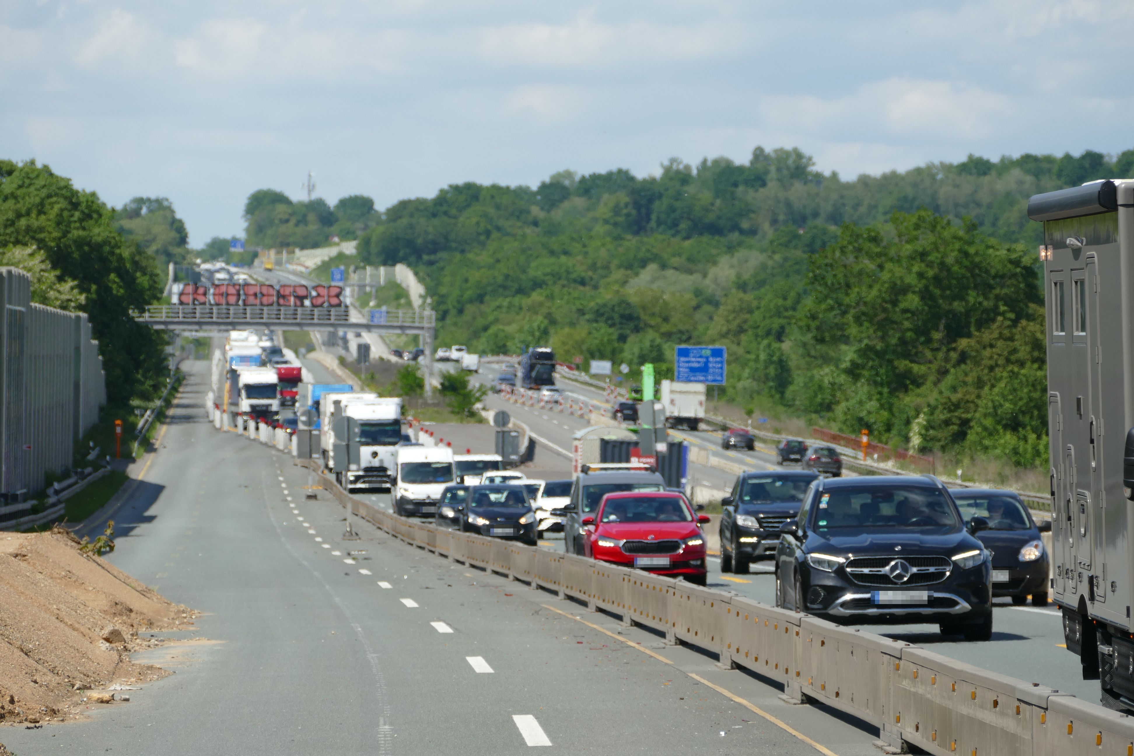 Nur zwei Spuren sind auf der A3 offen, hier der Verkehr in Richtung Frankfurt.