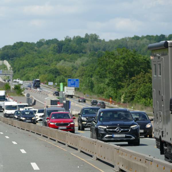 Nur zwei Spuren sind auf der A3 offen, hier der Verkehr in Richtung Frankfurt.