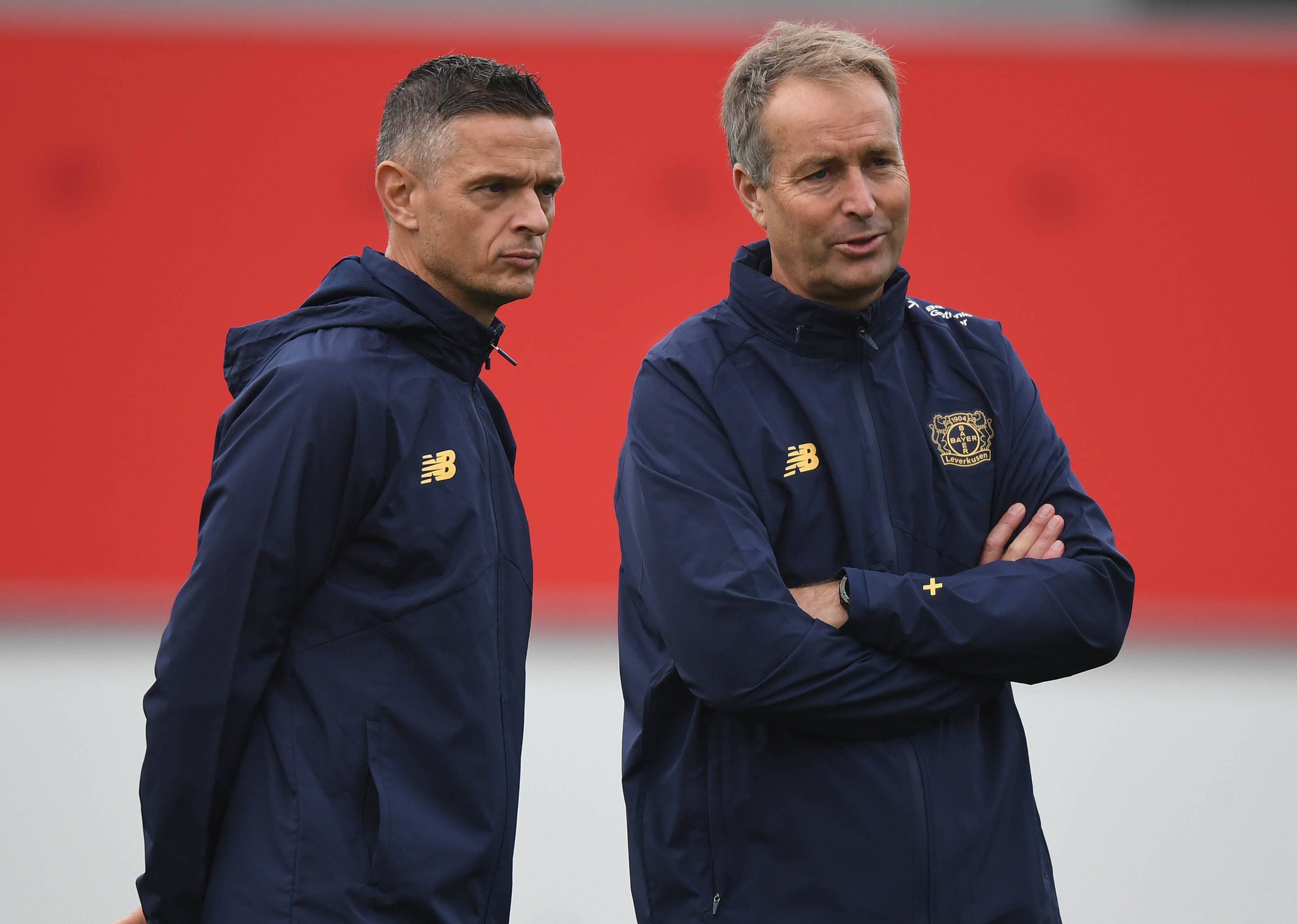 30.09.2025, xophax, Fussball , Champions-League Bayer Leverkusen Training vor dem Spiel gegen PSV Eindhoven Trainer Kasper Hjulmand , rechts und sein Co-Trainer Rogier Meijer , links  beide Bayer 04  Leverkusen *** 30 09 2025, xophax, Football , Champions League Bayer Leverkusen training before the match against PSV Eindhoven Coach Kasper Hjulmand , right and his co-coach Rogier Meijer , left both Bayer 04 Leverkusen