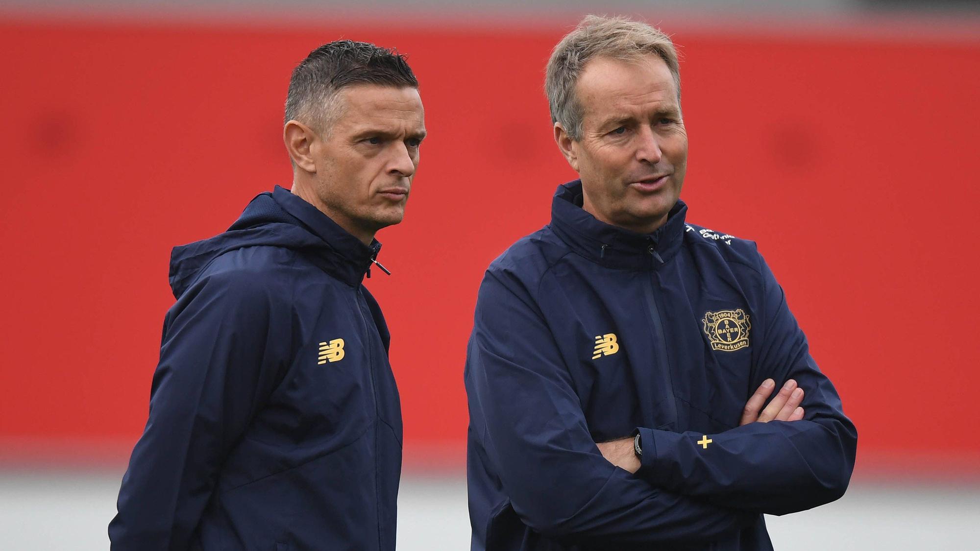 30.09.2025, xophax, Fussball , Champions-League Bayer Leverkusen Training vor dem Spiel gegen PSV Eindhoven Trainer Kasper Hjulmand , rechts und sein Co-Trainer Rogier Meijer , links beide Bayer 04 Leverkusen *** 30 09 2025, xophax, Football , Champions League Bayer Leverkusen training before the match against PSV Eindhoven Coach Kasper Hjulmand , right and his co-coach Rogier Meijer , left both Bayer 04 Leverkusen