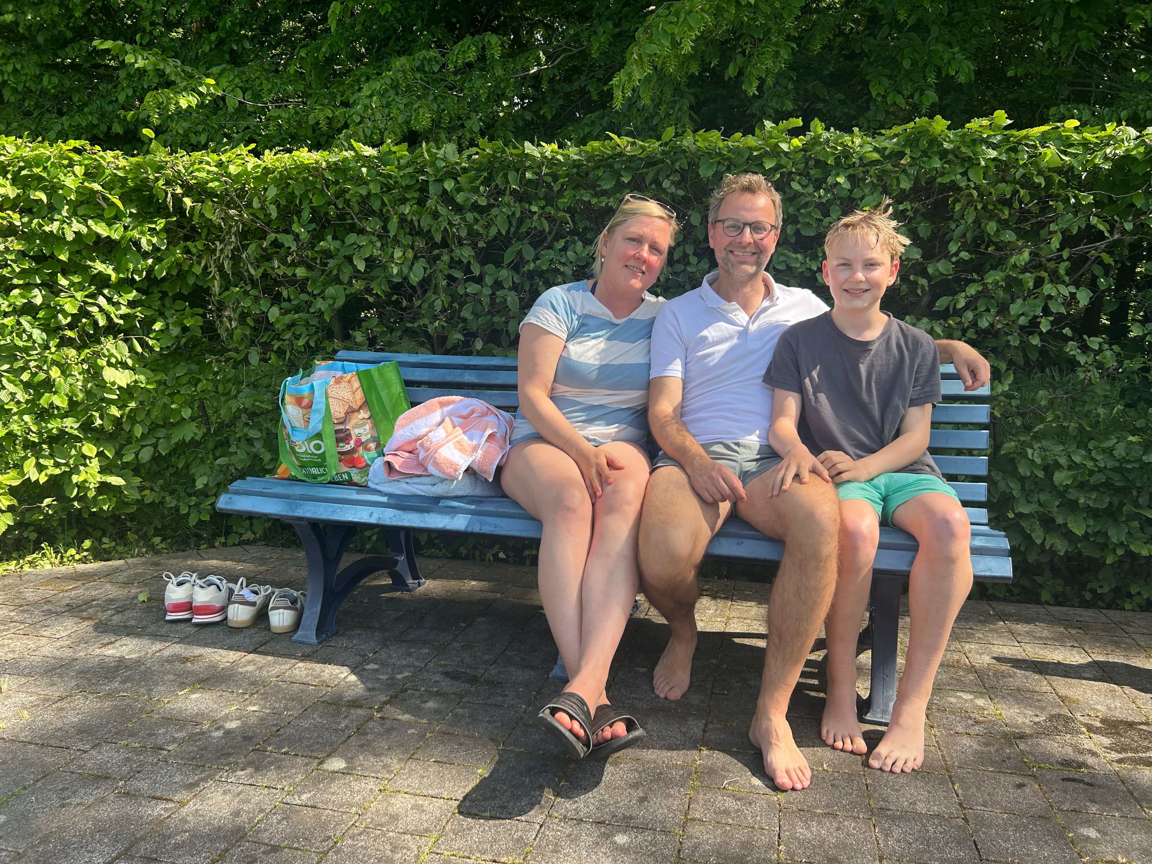 Uta Klusmann (l) mit Ehemann Dennis und Sohn Benjamin wohnen in Kiel und besuchen die Großeltern in Leverkusen.
