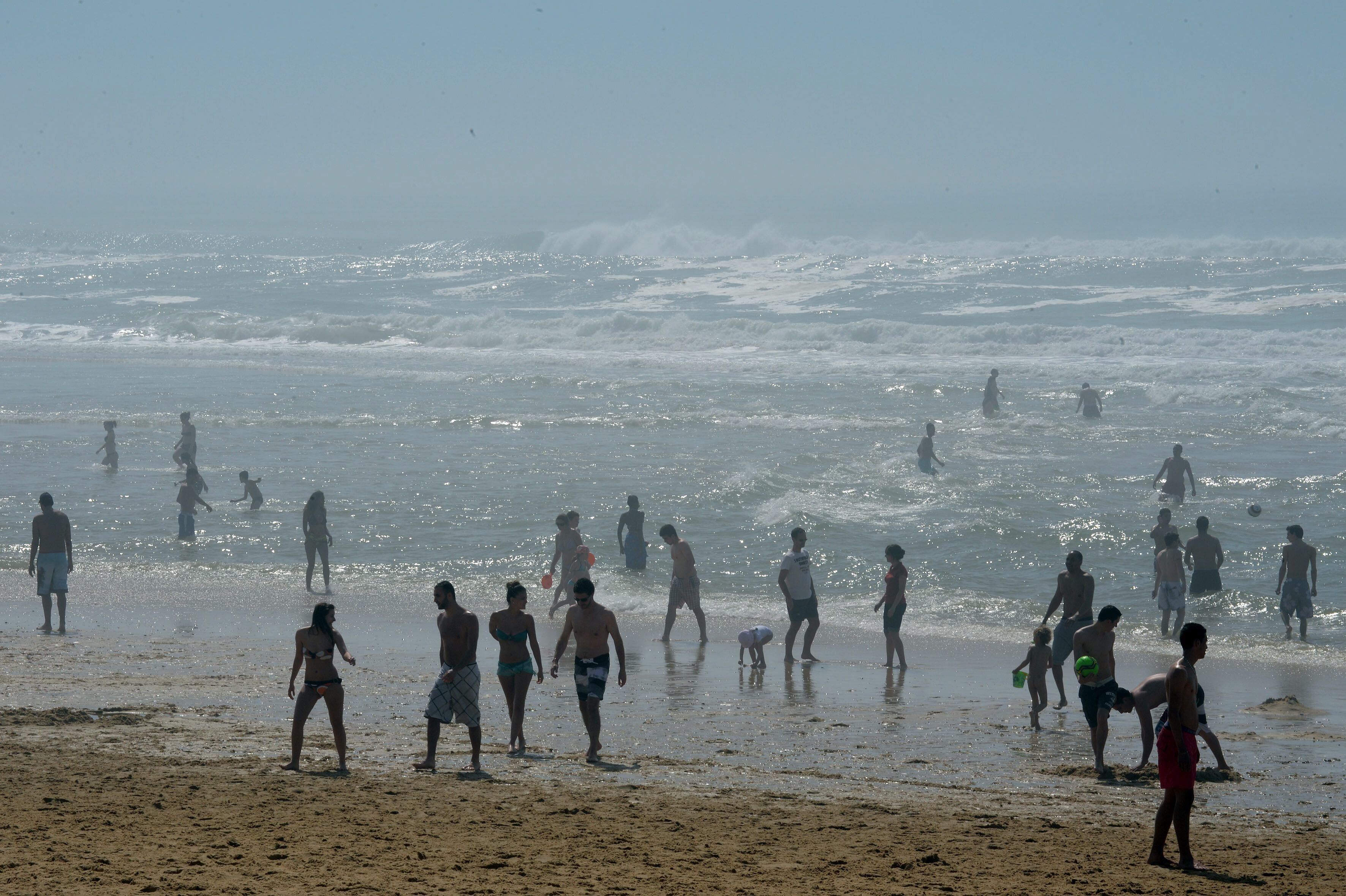 Menschen am Strand von Lacanau nahe Bordeaux. (Archivbild)