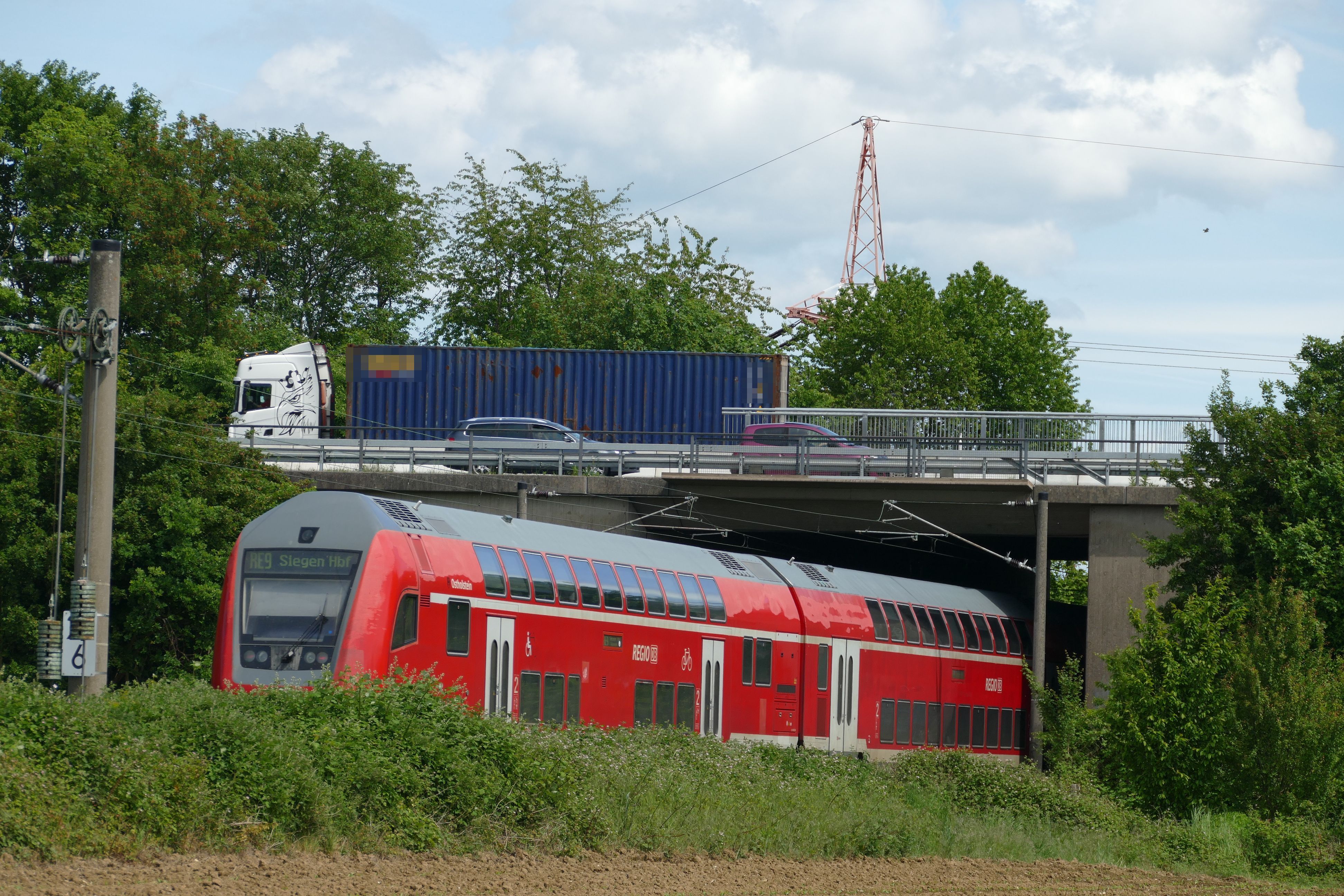 Diese Brücke in Sankt Augustin über die Bahnstrecke soll erneuert werden.