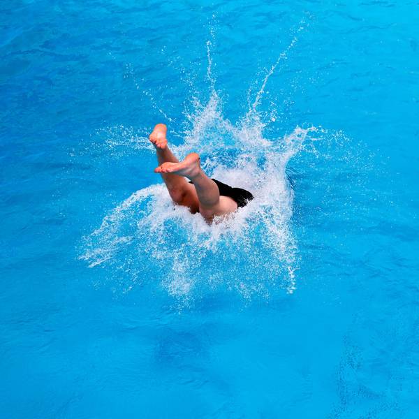 Im Kölner Stadionbad genießen Badegäste bei sommerlichen Temperaturen die Freibad-Saison. Das Rheinland ächzt unter schwülem Wetter: Der Deutsche Wetterdienst warnt bereits vor Hitzegewittern. Köln, 25.06.2025 NRW Deutschland *** In Colognes Stadionbad, swimmers enjoy the outdoor pool season in summer temperatures The Rhineland is groaning under humid weather The German Weather Service is already warning of heat storms Cologne, 25 06 2025 NRW Germany Copyright: xChristophxHardtx