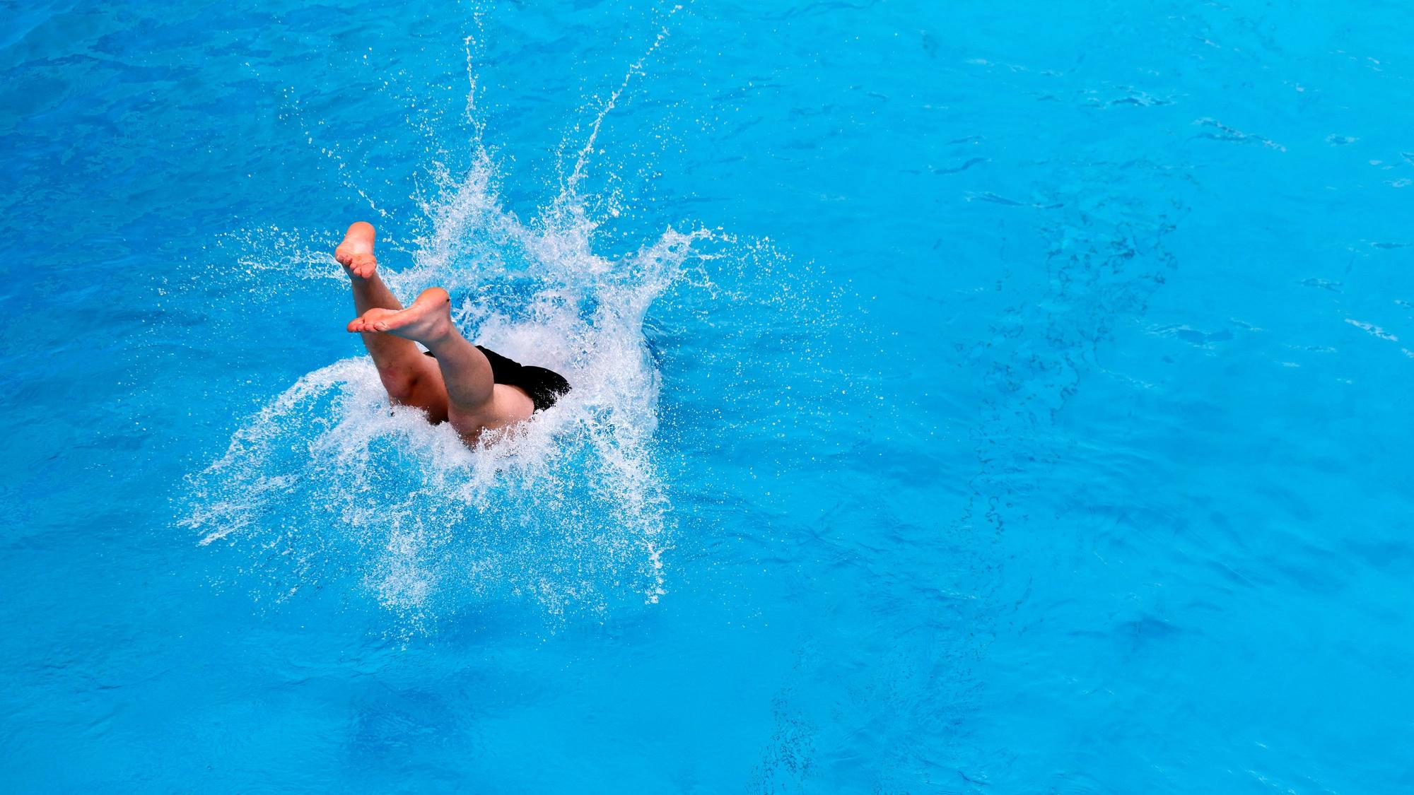 Im Kölner Stadionbad genießen Badegäste bei sommerlichen Temperaturen die Freibad-Saison. Das Rheinland ächzt unter schwülem Wetter: Der Deutsche Wetterdienst warnt bereits vor Hitzegewittern. Köln, 25.06.2025 NRW Deutschland *** In Colognes Stadionbad, swimmers enjoy the outdoor pool season in summer temperatures The Rhineland is groaning under humid weather The German Weather Service is already warning of heat storms Cologne, 25 06 2025 NRW Germany Copyright: xChristophxHardtx