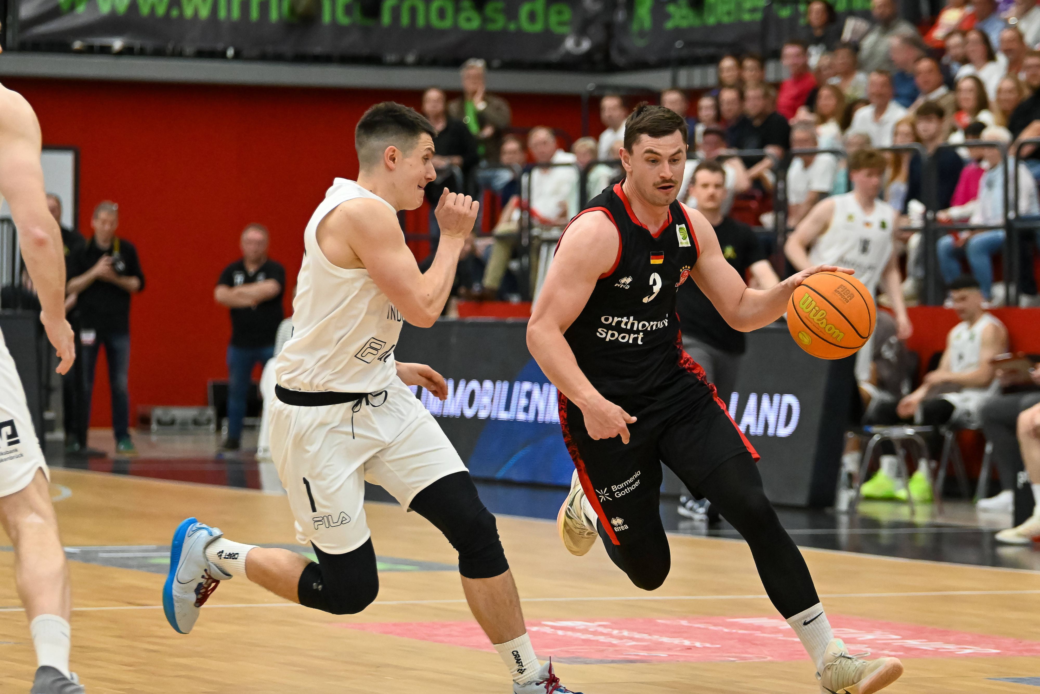 Luca Kahl Bayer Giants Leverkusen, 03 am Ball gegen Nate Patrone Artland Dragons, 01 Artland Dragons vs. Bayer Giants Leverkusen, 2. Basketball-Bundesliga, Pro A, 34. Spieltag, Saison 2025/2026, 02.05.2026, Artland Dragons vs. Bayer Giants Leverkusen, 2. Basketball-Bundesliga, Pro A, 34. Spieltag, Saison 2025/2026, 02.05.2026 Quakenbrueck *** Luca Kahl Bayer Giants Leverkusen, 03 on the ball against Nate Patrone Artland Dragons, 01 Artland Dragons vs Bayer Giants Leverkusen, 2 Basketball Bundesliga, Pro A, 34 Matchday, Season 2025 2026, 02 05 2026, Artland Dragons vs Bayer Giants Leverkusen, 2 Basketball Bundesliga, Pro A, 34 Matchday, Season 2025 2026, 02 05 2026 Quakenbrueck Copyright: xEibner-Pressefoto/RobertxGertzenx EP_RGN
