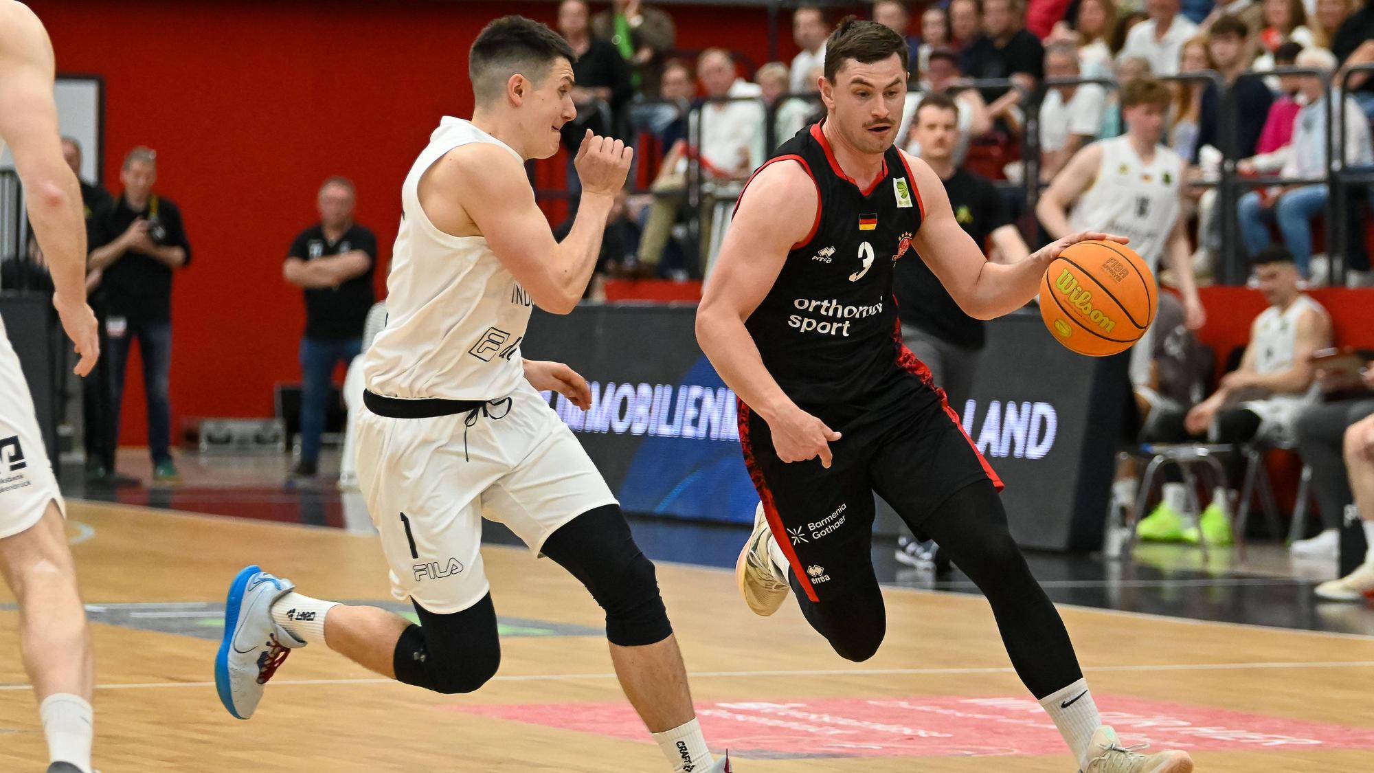 Luca Kahl Bayer Giants Leverkusen, 03 am Ball gegen Nate Patrone Artland Dragons, 01 Artland Dragons vs. Bayer Giants Leverkusen, 2. Basketball-Bundesliga, Pro A, 34. Spieltag, Saison 2025/2026, 02.05.2026, Artland Dragons vs. Bayer Giants Leverkusen, 2. Basketball-Bundesliga, Pro A, 34. Spieltag, Saison 2025/2026, 02.05.2026 Quakenbrueck *** Luca Kahl Bayer Giants Leverkusen, 03 on the ball against Nate Patrone Artland Dragons, 01 Artland Dragons vs Bayer Giants Leverkusen, 2 Basketball Bundesliga, Pro A, 34 Matchday, Season 2025 2026, 02 05 2026, Artland Dragons vs Bayer Giants Leverkusen, 2 Basketball Bundesliga, Pro A, 34 Matchday, Season 2025 2026, 02 05 2026 Quakenbrueck Copyright: xEibner-Pressefoto/RobertxGertzenx EP_RGN