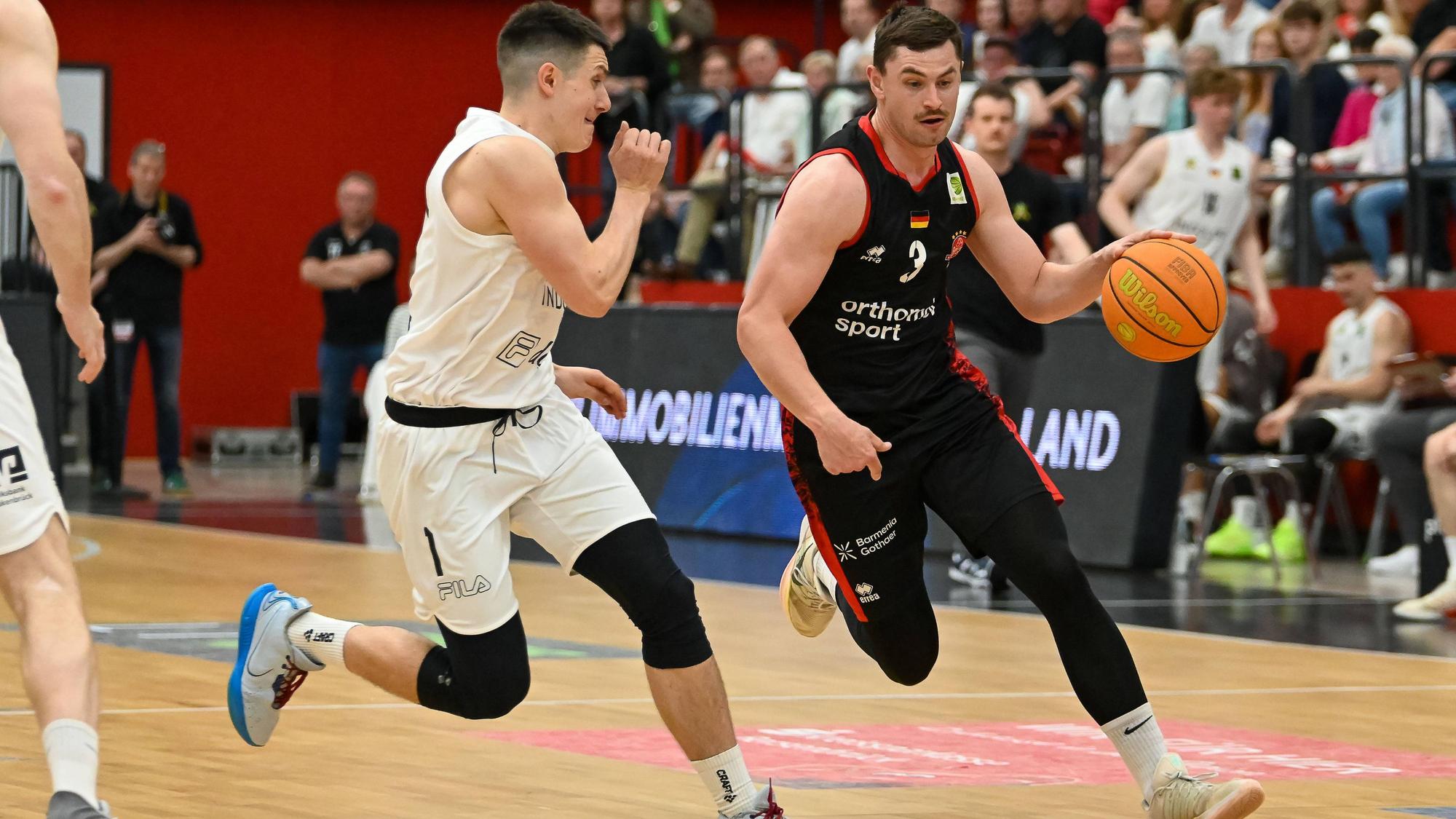 Luca Kahl Bayer Giants Leverkusen, 03 am Ball gegen Nate Patrone Artland Dragons, 01 Artland Dragons vs. Bayer Giants Leverkusen, 2. Basketball-Bundesliga, Pro A, 34. Spieltag, Saison 2025/2026, 02.05.2026, Artland Dragons vs. Bayer Giants Leverkusen, 2. Basketball-Bundesliga, Pro A, 34. Spieltag, Saison 2025/2026, 02.05.2026 Quakenbrueck *** Luca Kahl Bayer Giants Leverkusen, 03 on the ball against Nate Patrone Artland Dragons, 01 Artland Dragons vs Bayer Giants Leverkusen, 2 Basketball Bundesliga, Pro A, 34 Matchday, Season 2025 2026, 02 05 2026, Artland Dragons vs Bayer Giants Leverkusen, 2 Basketball Bundesliga, Pro A, 34 Matchday, Season 2025 2026, 02 05 2026 Quakenbrueck Copyright: xEibner-Pressefoto/RobertxGertzenx EP_RGN