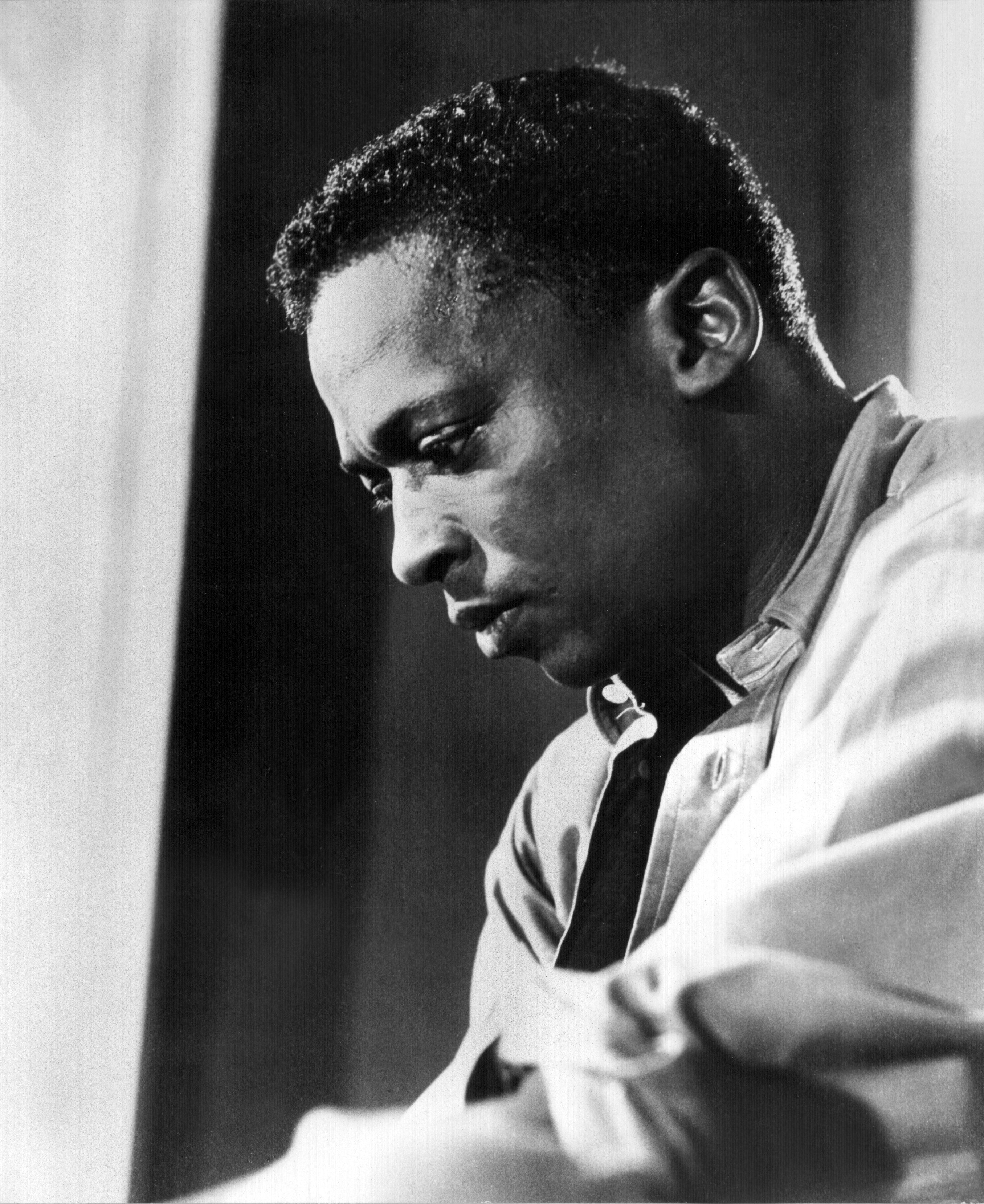 ARCHIV - 03.02.2011, ---, --: ARCHIV - Der amerikanische Jazzmusiker Miles Davis in jungen Jahren (undatiert). Die Plattenfirma von Miles Davis  bringt einen bislang unveröffentlichten Konzertmitschnitt der Jazz-Legende heraus. dpa (nur s/w, zu dpa "Bislang unveröffentlichtes Konzert von Miles Davis auf CD" vom 28.01.2014) +++(c) dpa - Bildfunk+++ (zu dpa: «Miles Davis wäre 100 - Warum der Musiker bis heute nachwirkt») Foto: dpa +++ dpa-Bildfunk +++