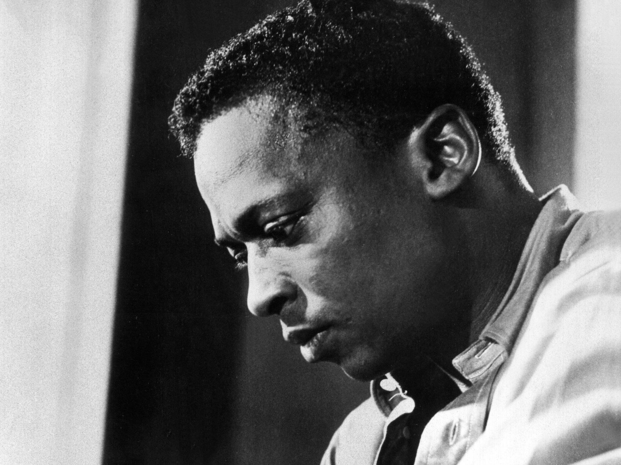 ARCHIV - 03.02.2011, ---, --: ARCHIV - Der amerikanische Jazzmusiker Miles Davis in jungen Jahren (undatiert). Die Plattenfirma von Miles Davis bringt einen bislang unveröffentlichten Konzertmitschnitt der Jazz-Legende heraus. dpa (nur s/w, zu dpa "Bislang unveröffentlichtes Konzert von Miles Davis auf CD" vom 28.01.2014) +++(c) dpa - Bildfunk+++ (zu dpa: «Miles Davis wäre 100 - Warum der Musiker bis heute nachwirkt») Foto: dpa +++ dpa-Bildfunk +++