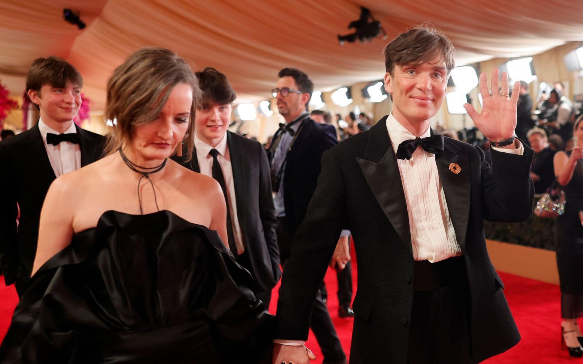 Sie bewegt sich scheu und zaghaft auf den Bühnen ihres Mannes: Yvonne McGuinness und Cillian Murphy am Rande der Oscar-Verleihung 2024 in Los Angeles; hinter ihnen ihre Söhne Aran (links) und Malachy. (Bild: 2024 Getty Images/Emma McIntyre)