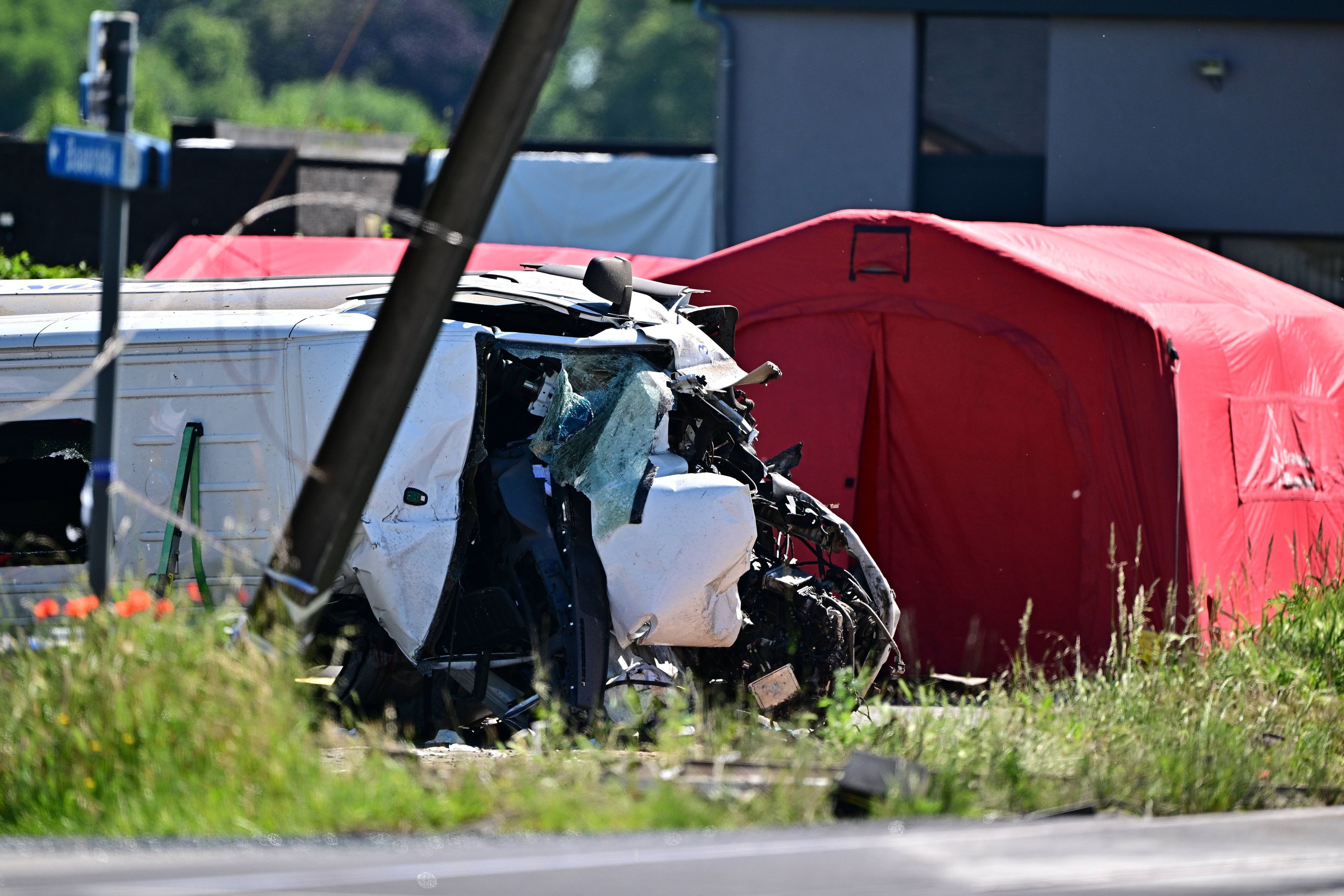 Bei einem Zusammenstoß zwischen einem Zug und einem Kleinbus sind in Belgien mehrere Menschen getötet worden.