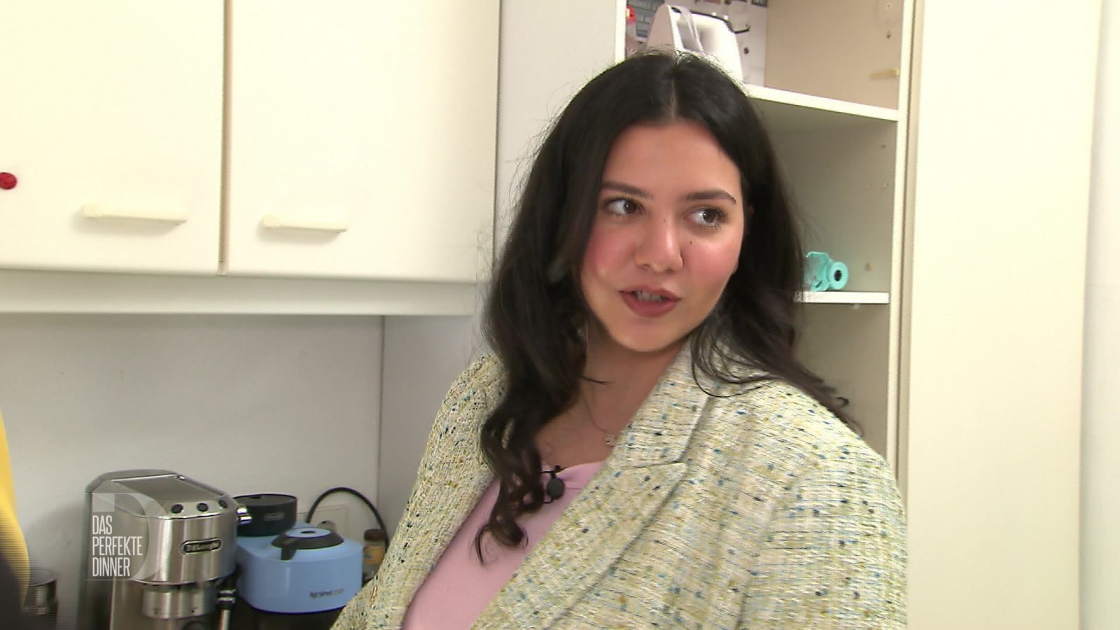 Arons Verlobte Tülay (24) bietet ihm emotionale Untersützung. (Bild: RTL)