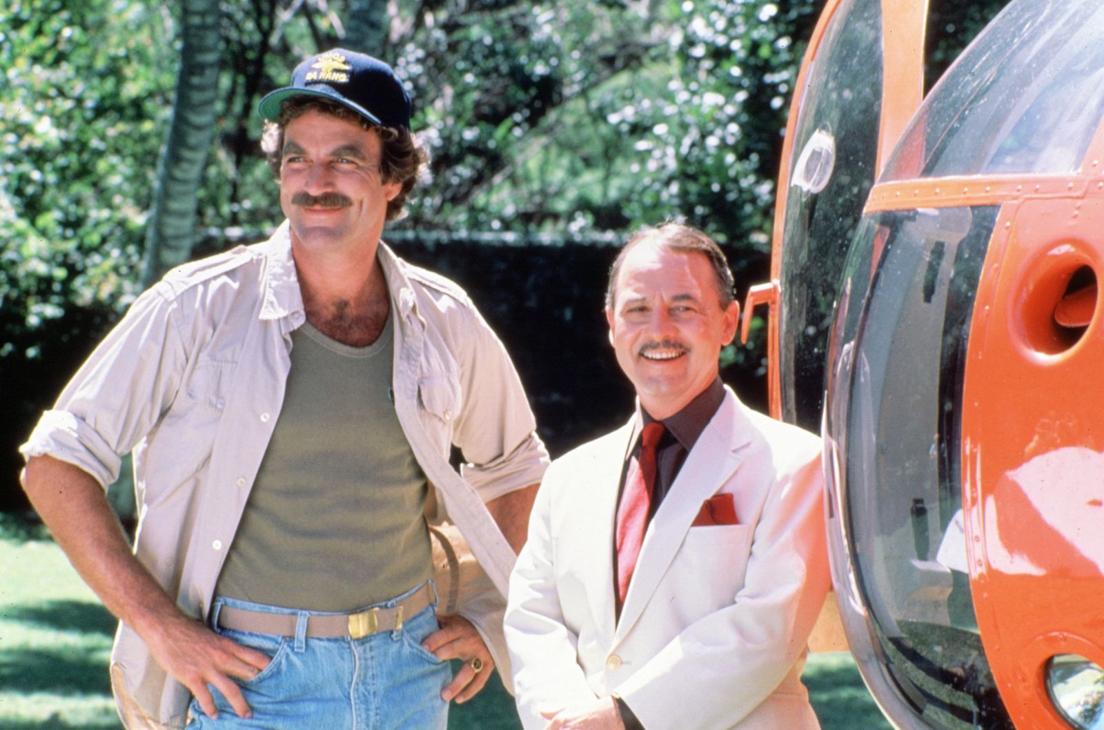 Auch ihn machte seine Rolle in „Magnum“ schlagartig berühmt: Acht Jahre lang spielte John Hillerman (Bild, rechts) den versnobten Briten Jonathan Higgins. (Bild: MG RTL D / Universal)