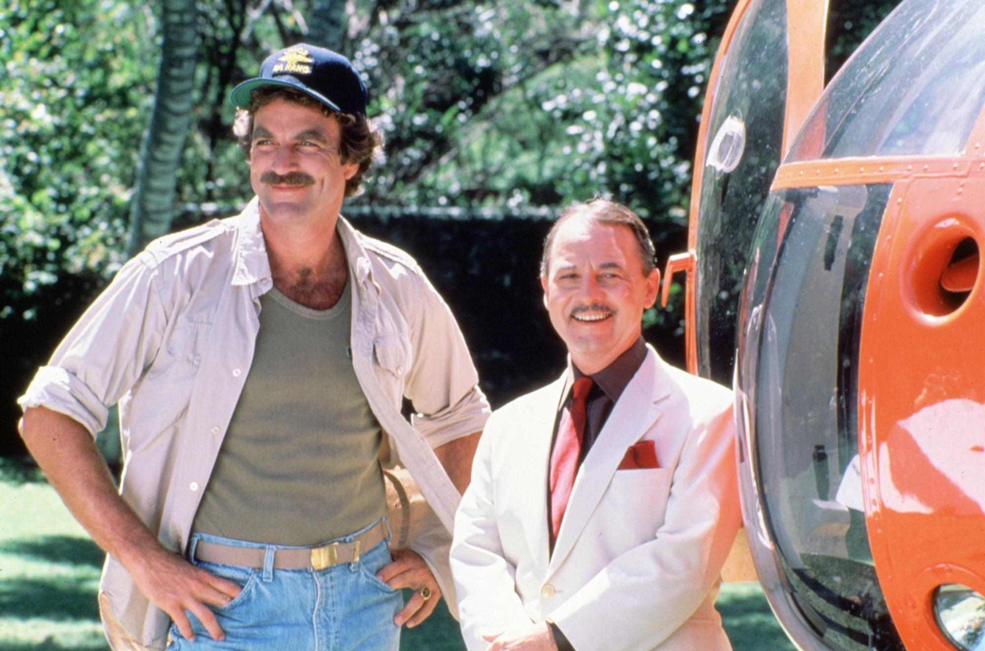 Auch ihn machte seine Rolle in „Magnum“ schlagartig berühmt: Acht Jahre lang spielte John Hillerman (Bild, rechts) den versnobten Briten Jonathan Higgins. (Bild: MG RTL D / Universal)