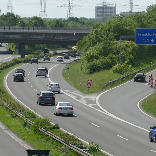 Nur zwei Spuren sind auf der A3 offen, hier der Verkehr in Richtung Frankfurt.