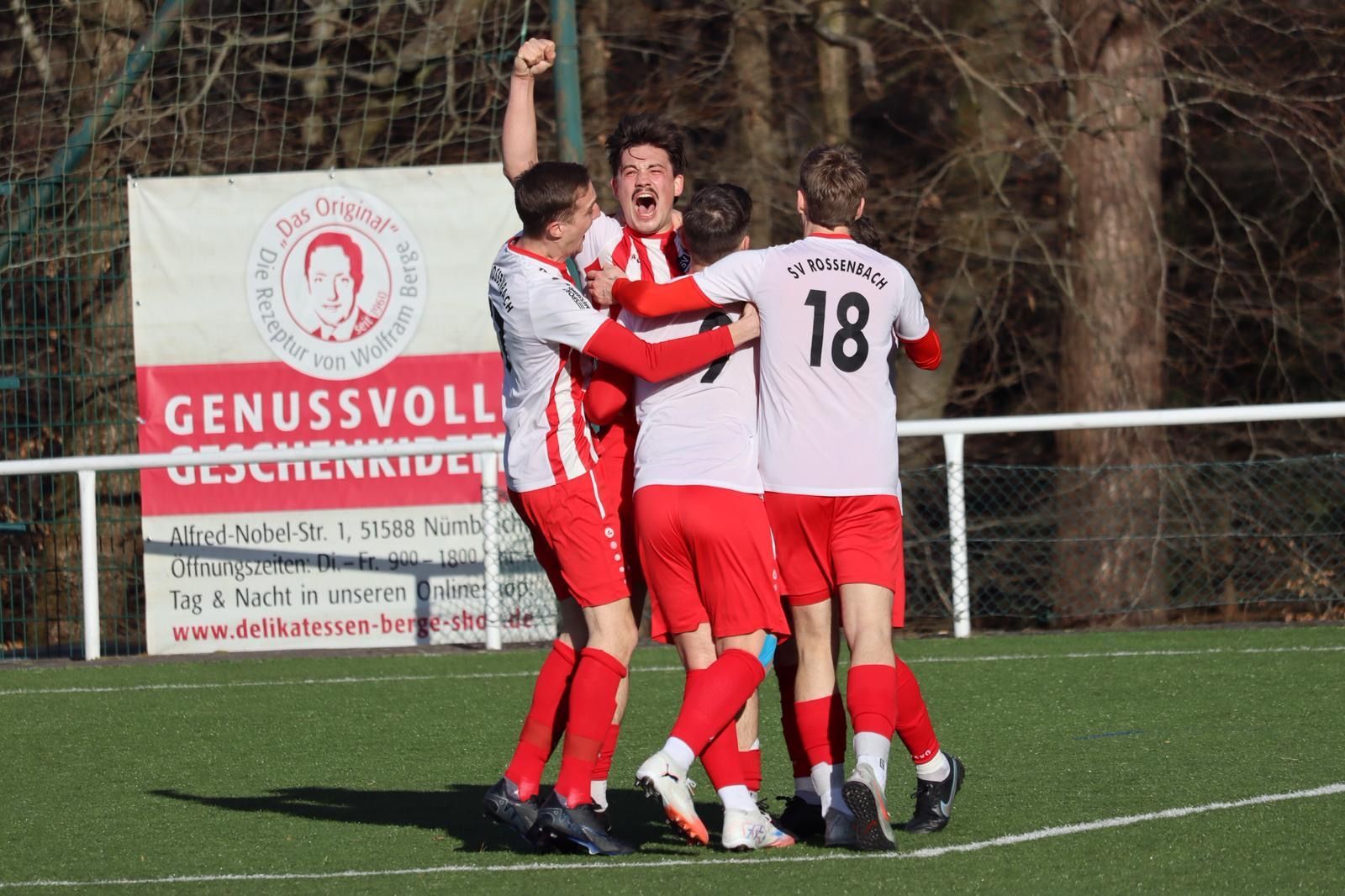 Jubelnde Fußballer der SpVg. Rossenbach.
