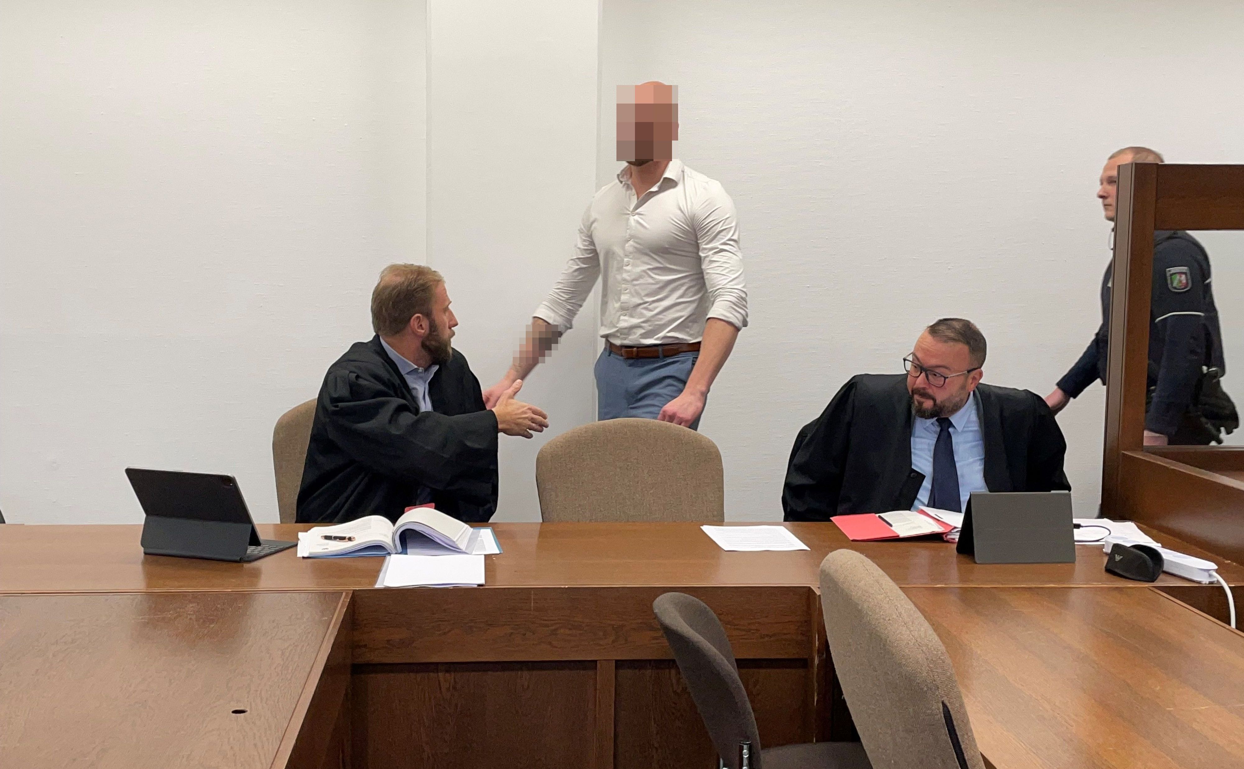 Der frühere Türsteher beim damaligen Prozess mit seinen Verteidigern Christopher Posch (l.) und Tamer Yaikin im Kölner Landgericht.