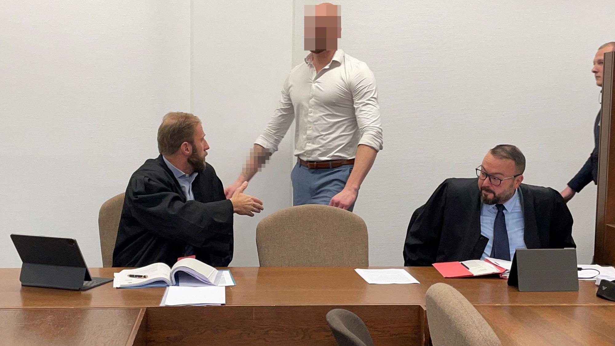 Der frühere Türsteher beim damaligen Prozess mit seinen Verteidigern Christopher Posch (l.) und Tamer Yaikin im Kölner Landgericht.