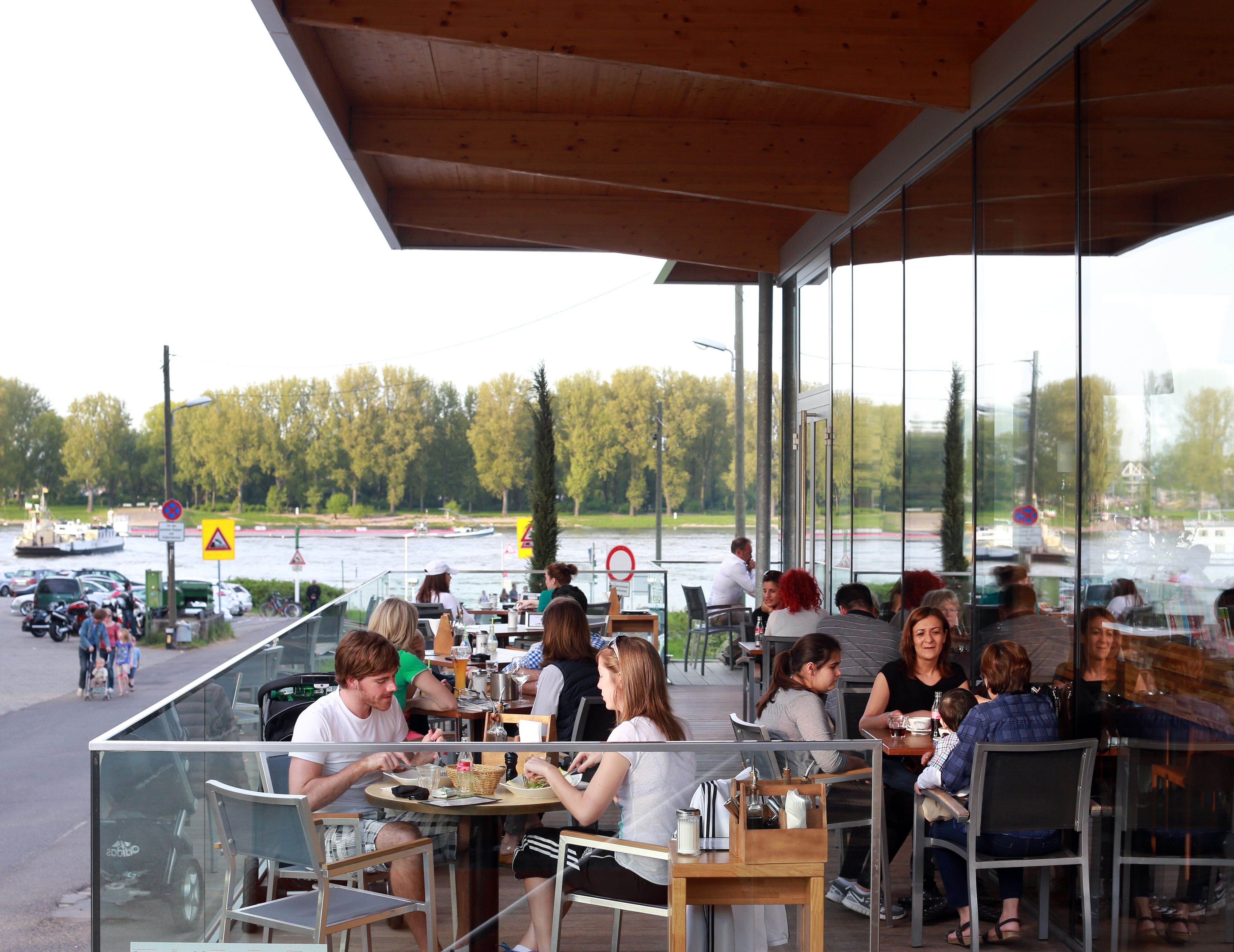 Blick in den Biergarten Zur Fähre in Langel. (Archivbild)
