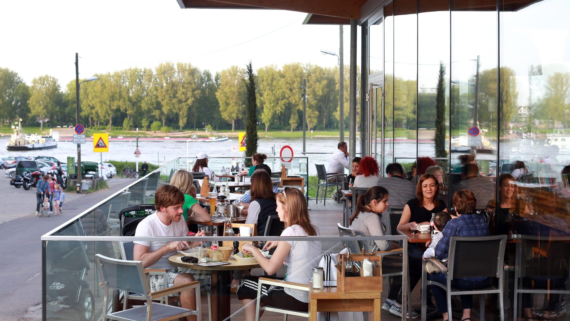 Blick in den Biergarten Zur Fähre in Langel. (Archivbild)