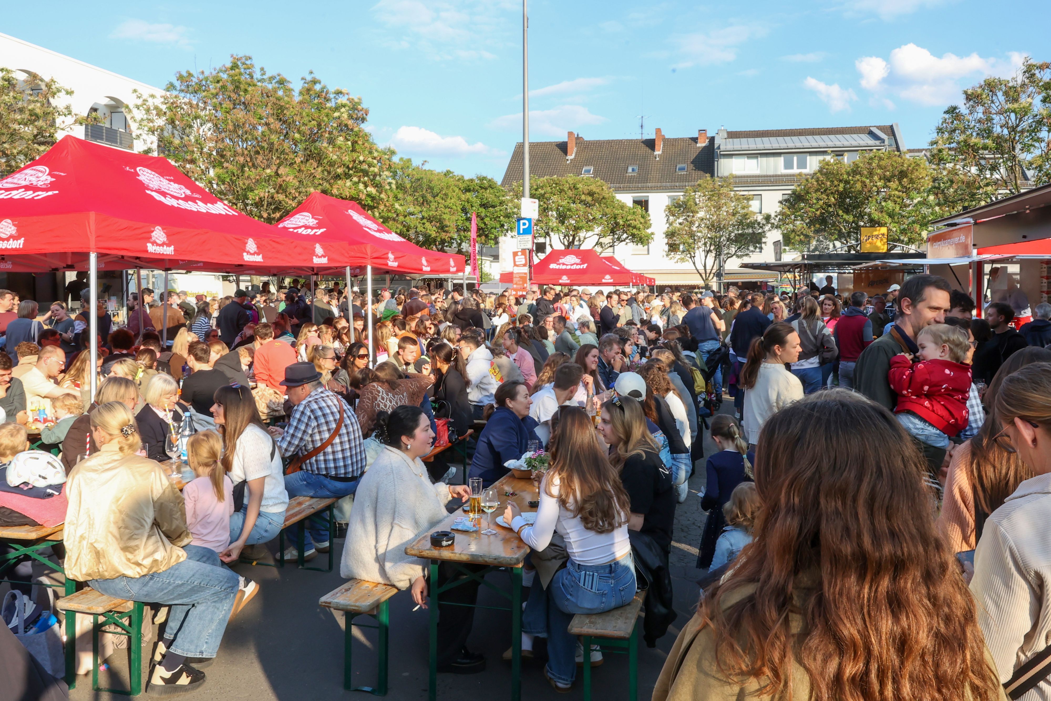 Der Feierabendmarkt auf dem Hermeskeiler Platz in Sülz an einem Tag im Mai ist gut mit Besuchenden gefüllt.