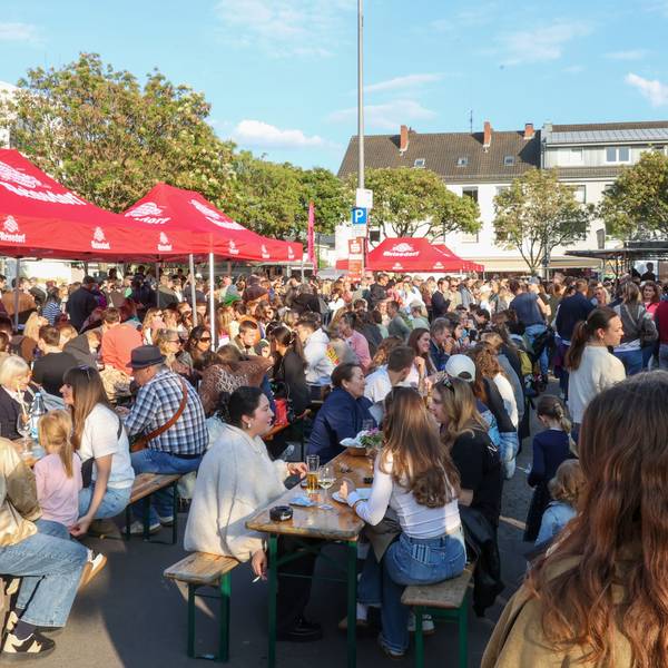 Der Feierabendmarkt auf dem Hermeskeiler Platz in Sülz an einem Tag im Mai ist gut mit Besuchenden gefüllt.