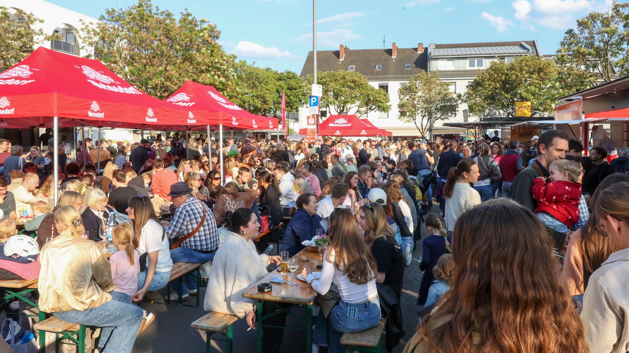 Der Feierabendmarkt auf dem Hermeskeiler Platz in Sülz an einem Tag im Mai ist gut mit Besuchenden gefüllt.