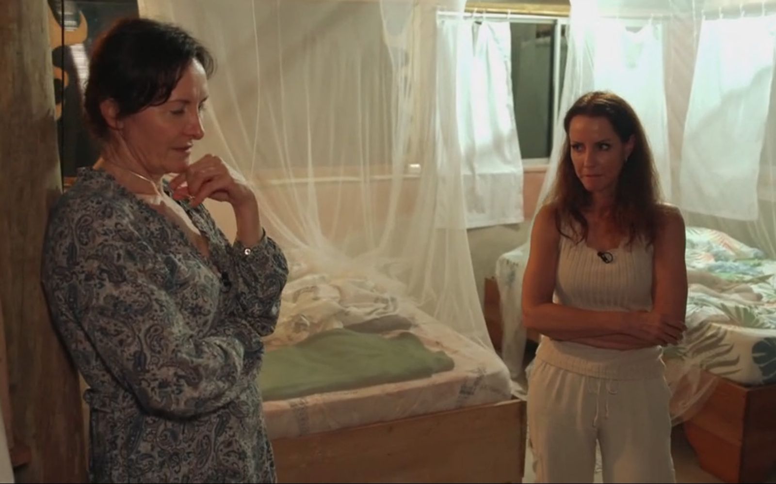 Die beiden Hofdamen Mirian (links) und  Belina sind geschockt über die Unterkunft in Costa Rica. (Bild: RTL)