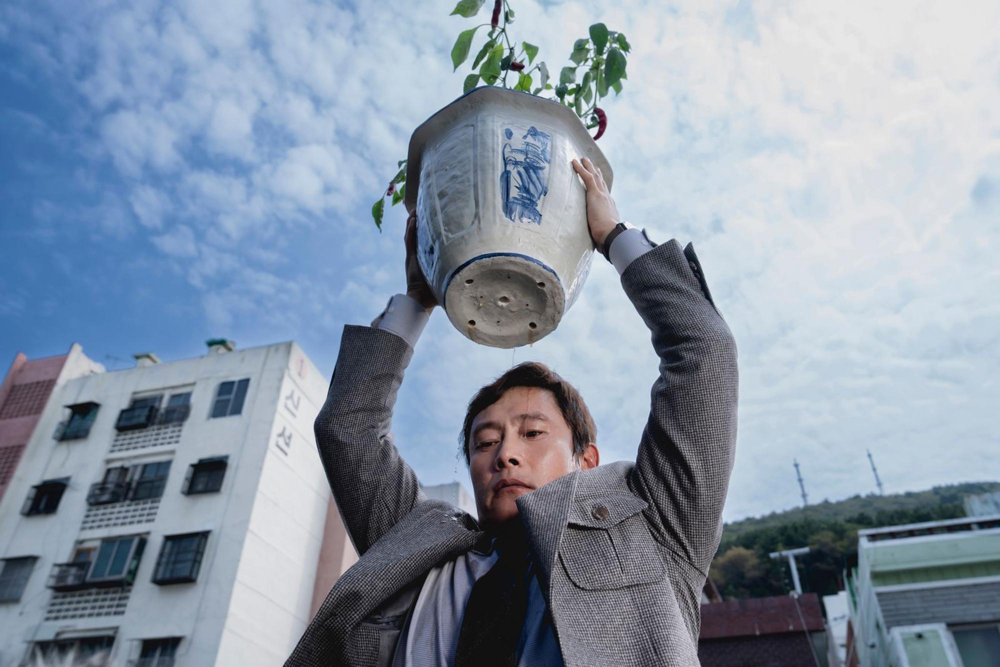 Um sich im Kampf um einen neuen Job gegen die Konkurrenz durchzusetzen, greift Man-soo (Lee Byung-hun) in „No Other Choice“ zu drastischen Mitteln. (Bild: Plaion Pictures/2025 CJ ENM Co. Ltd. MOHO FILM)