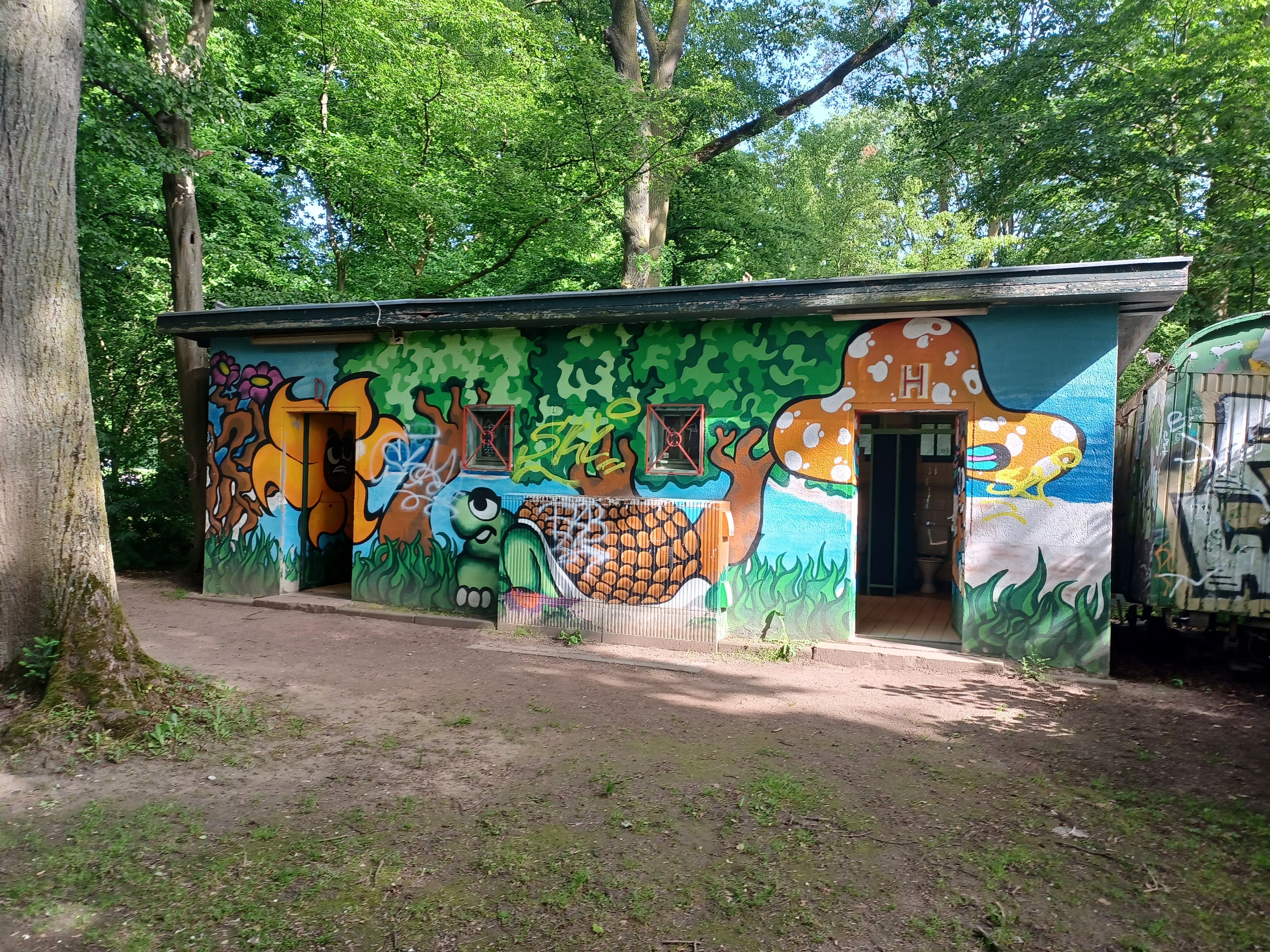 Zu sehen ist ein altes Toilettenhäuschen neben dem Kahnweiher-Kiosk im Blücherpark.
