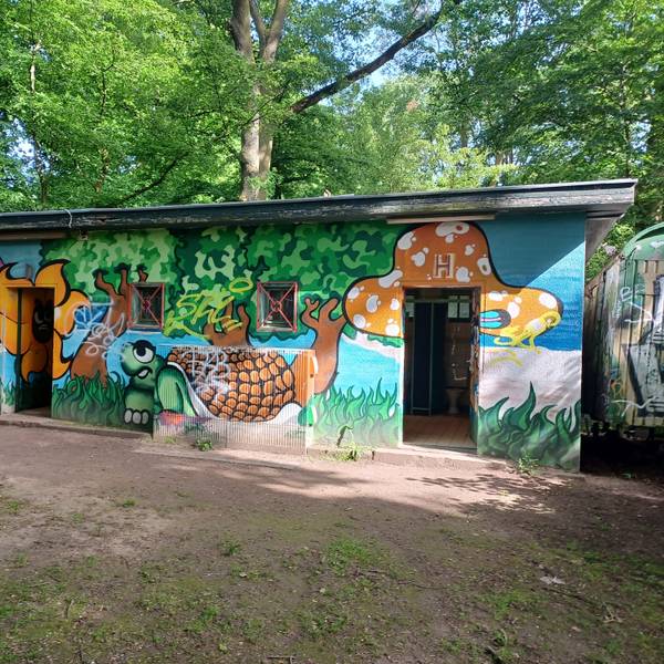 Zu sehen ist ein altes Toilettenhäuschen neben dem Kahnweiher-Kiosk im Blücherpark.